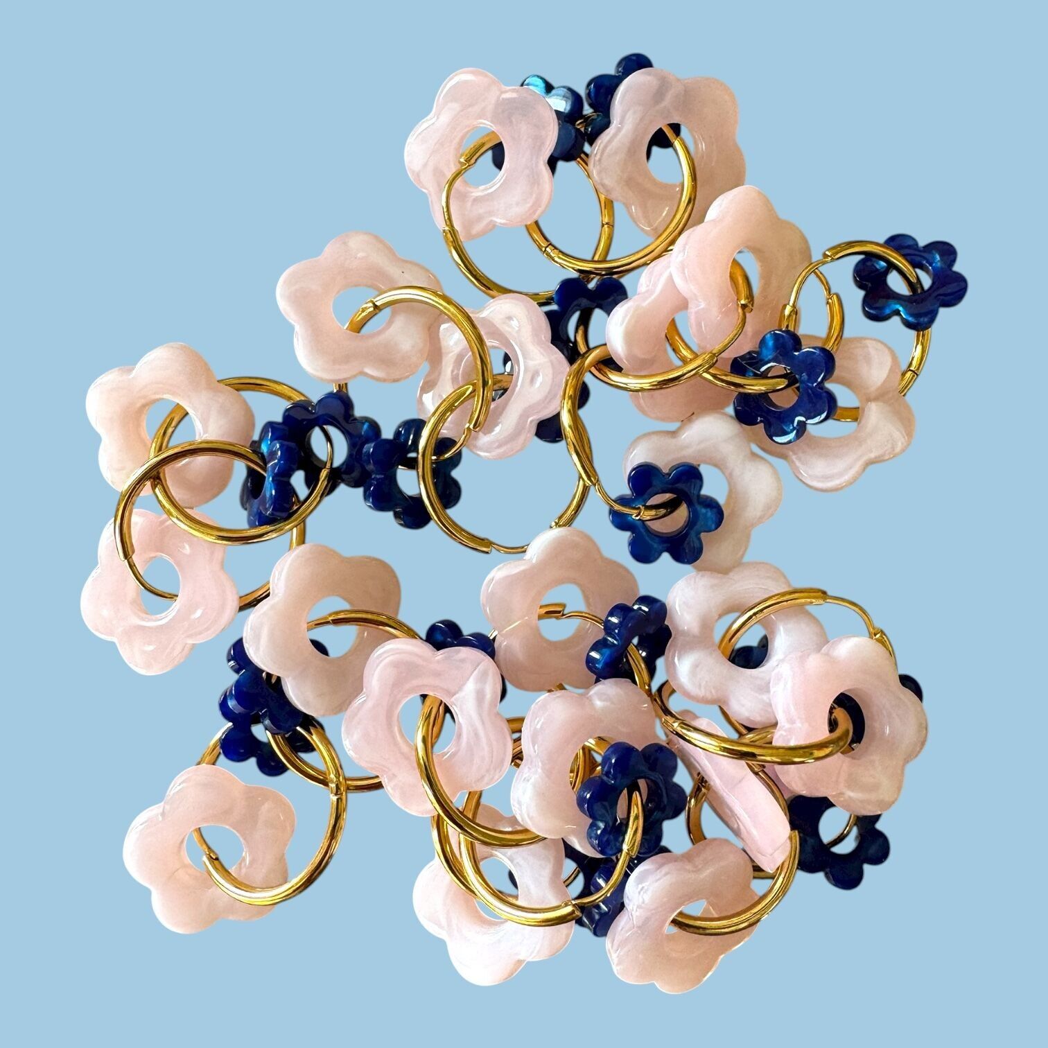 4 orecchini a cerchio con fiori