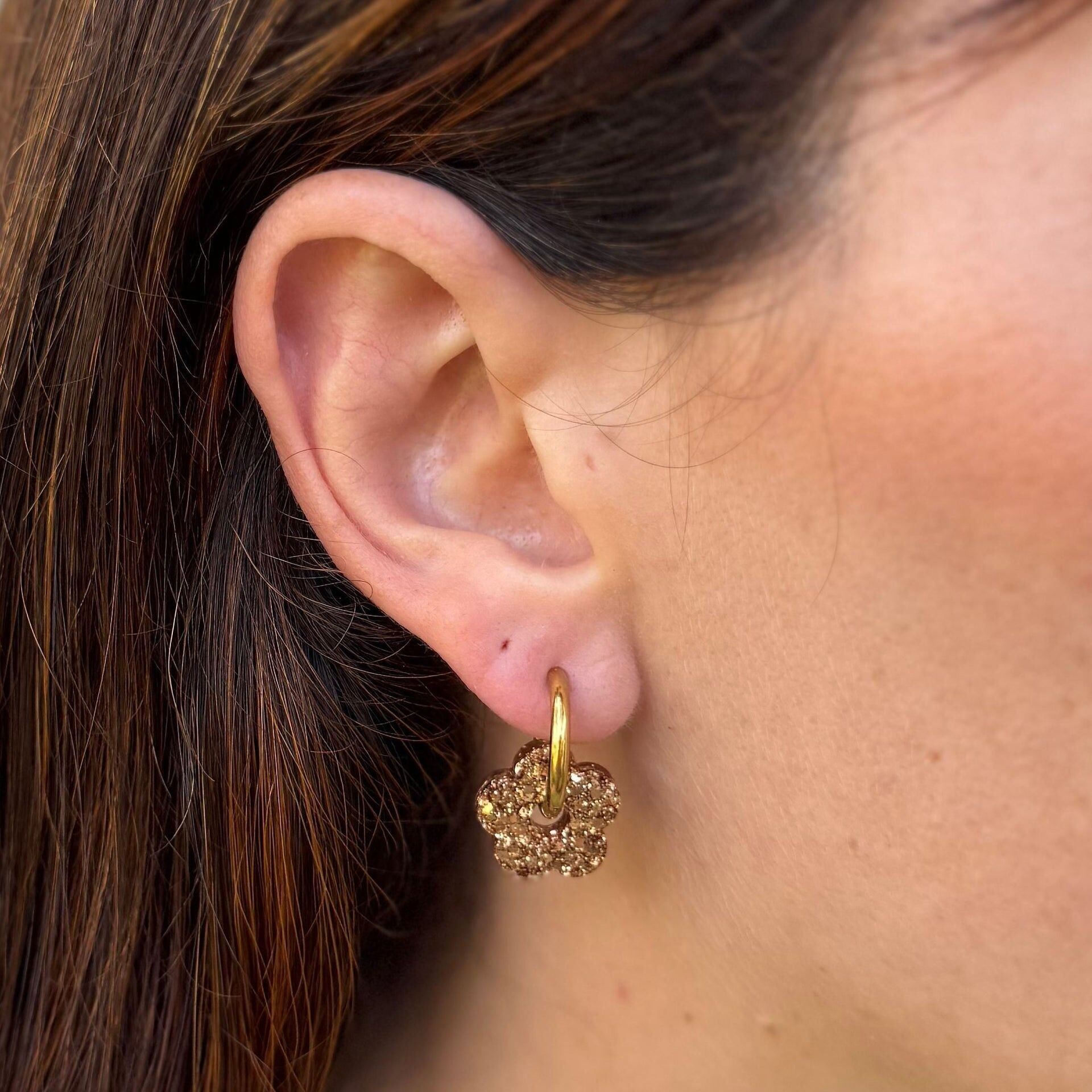 Mini orecchini a cerchio con fiori color champagne