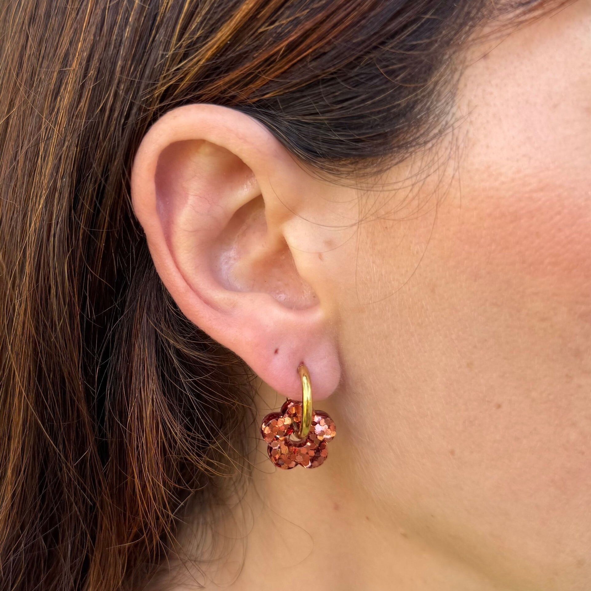 Mini-Creolen aus Kupfer mit Blumenmotiv