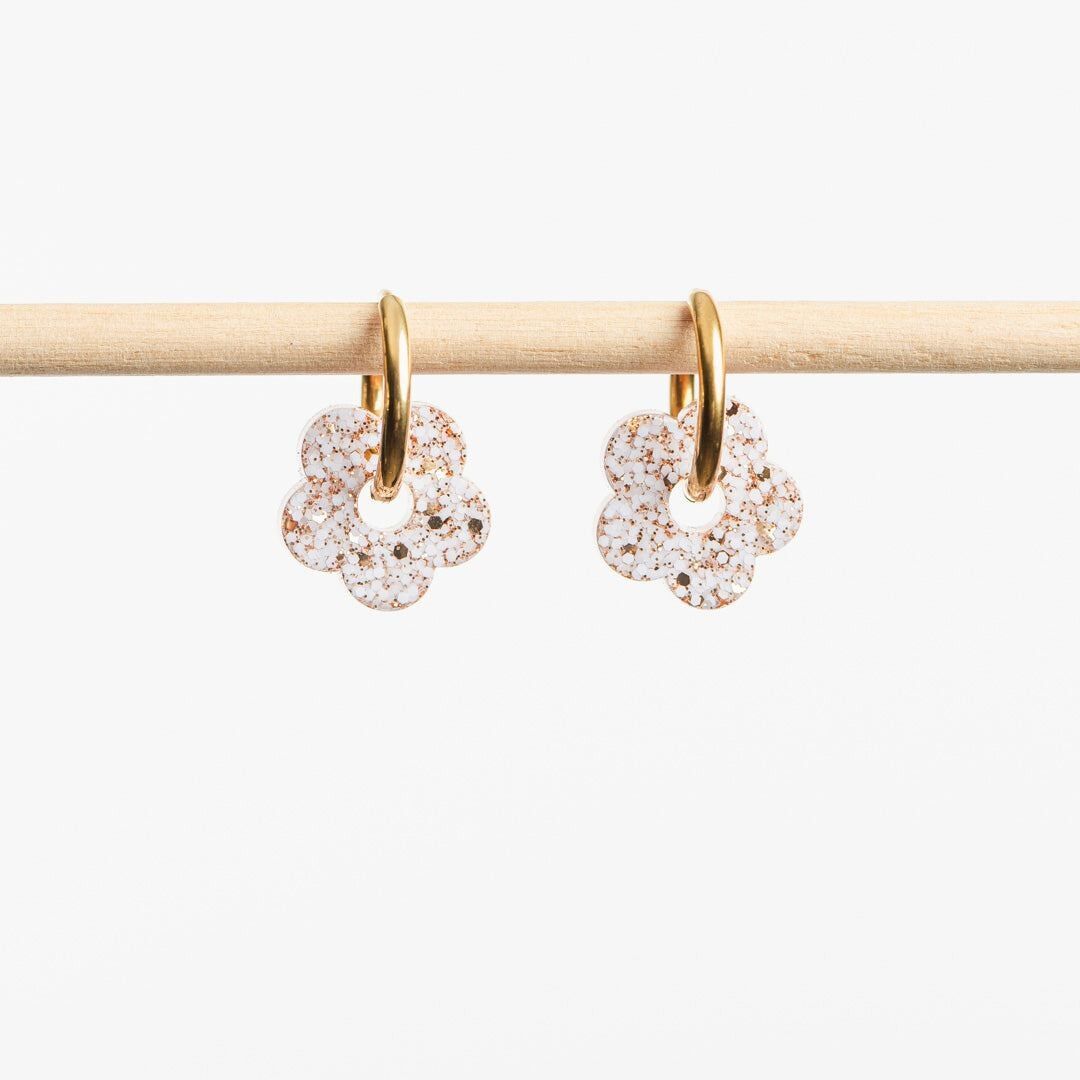 Elfenbeinfarbene, champagnerfarbene Mini-Blumen-Creolen