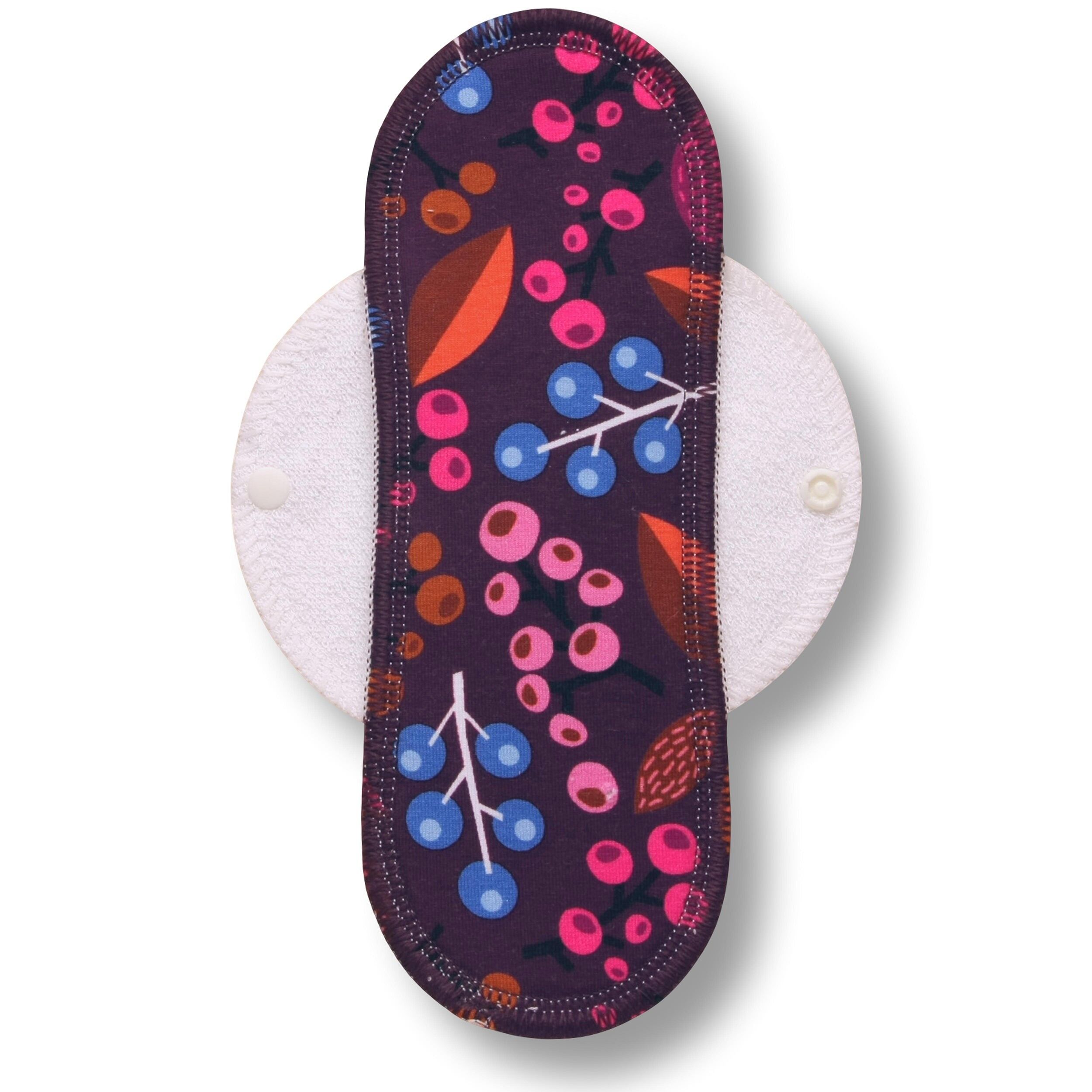 Wiederverwendbare Menstruationsbinde aus Bio-Baumwolle mit Flügeln (Single M) - Trauben & Pfau (weiße Flügel)