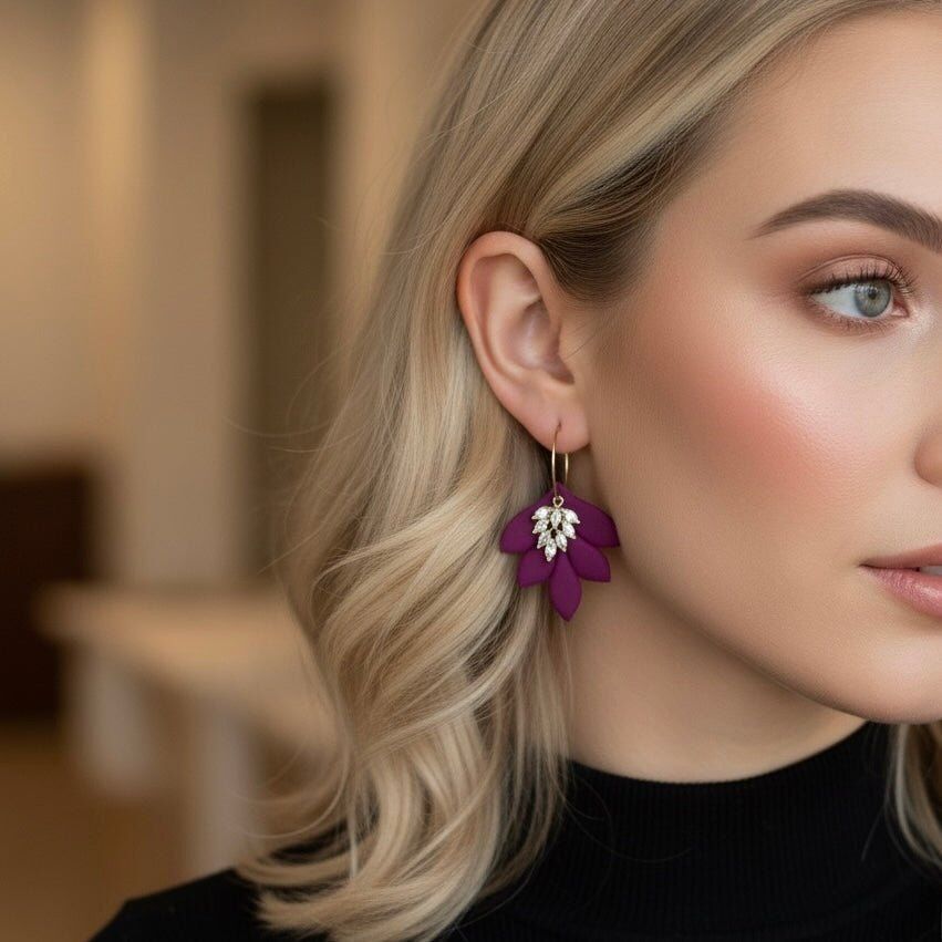 Orecchini pendenti in con zirconi e cerchietto in acciaio placcato oro 18k – Dalia, fatto a mano in Italia