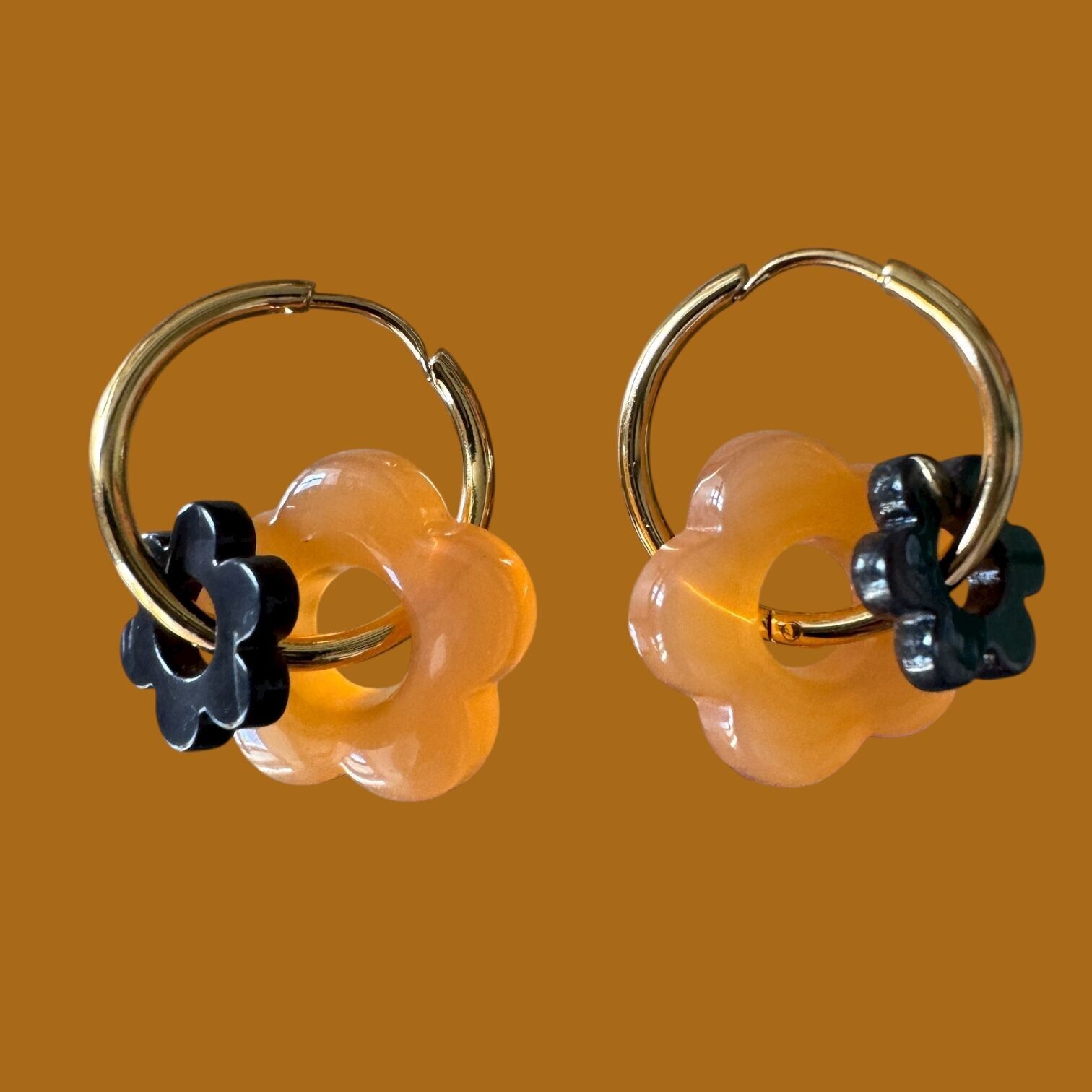 10 orecchini a cerchio con fiori