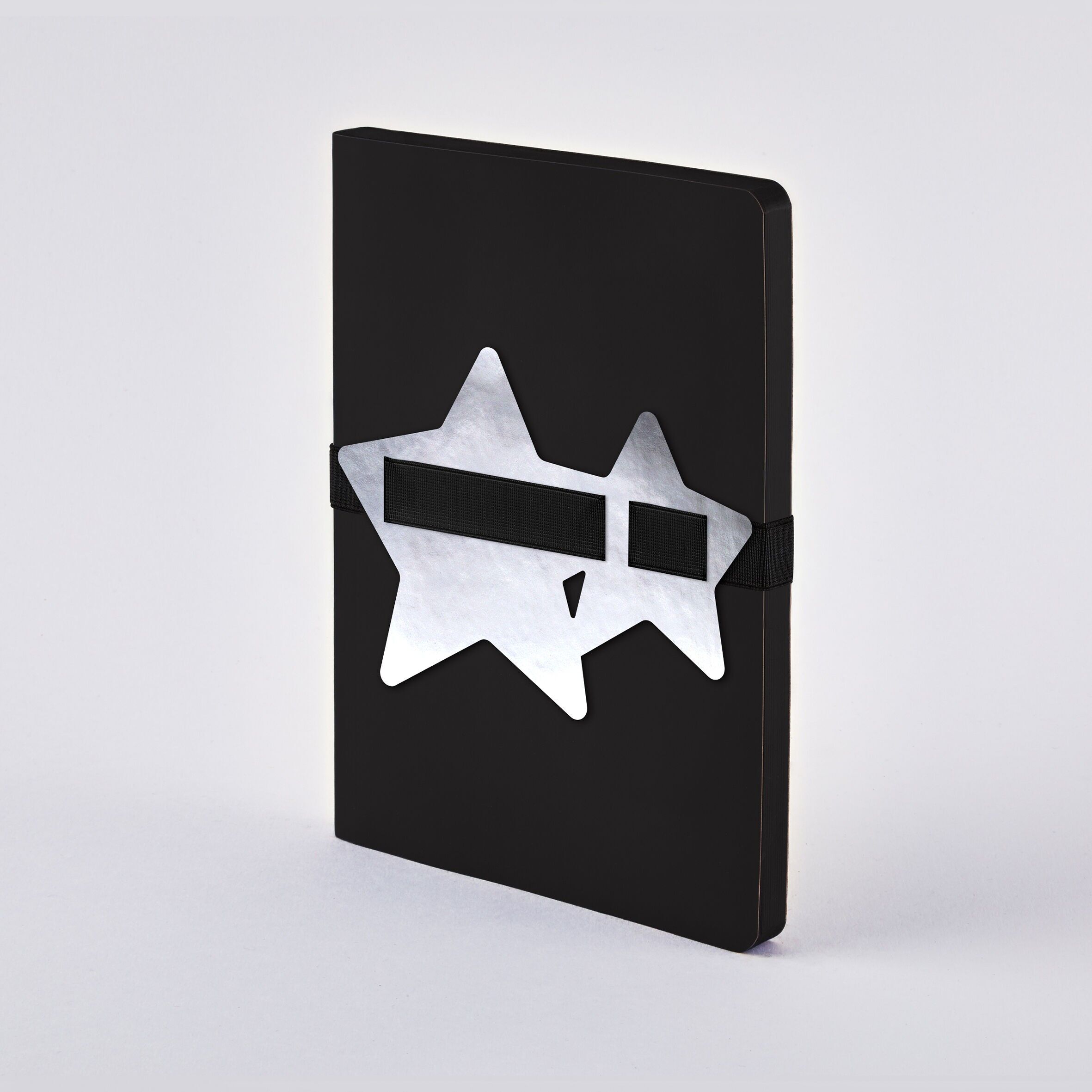 Voyager L Light - Stars  | Notizbuch A5+ | Dotted Journal | 3,5mm Punktraster | 176 nummerierte Seiten | 120g Premium-Papier | Leder schwarz | mit Stift- und Smartphonehalterung Sterne  |  produziert in Deutschland