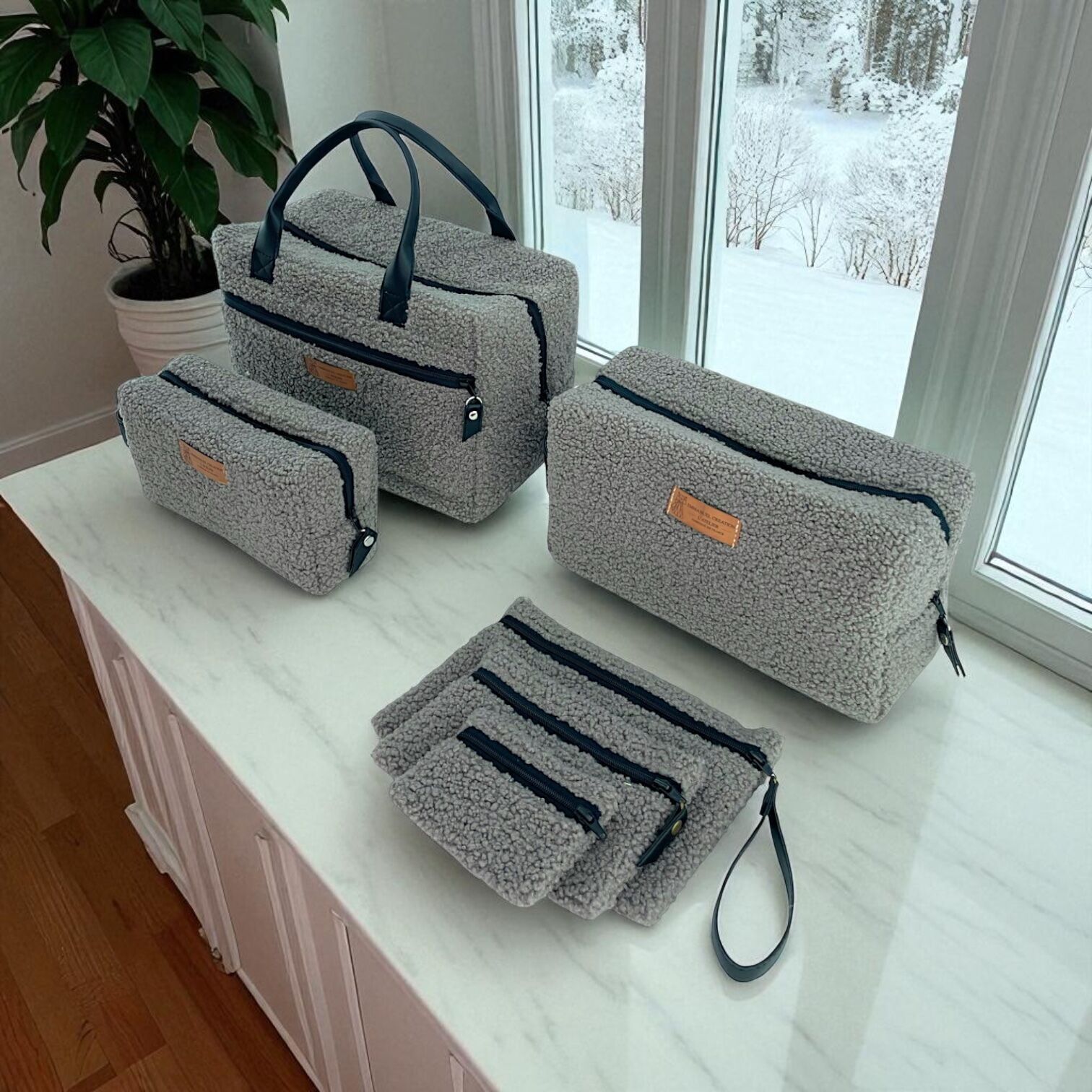 Confezione da 3 pochette, 2 astucci e 1 beauty case, "Bouclette" tortora