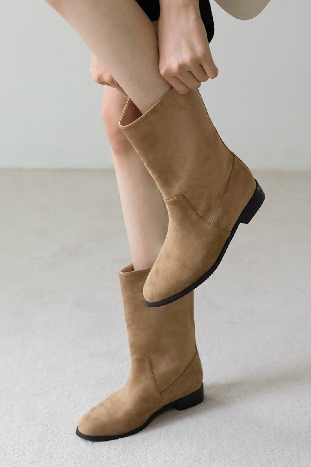 Stivali alti in pelle scamosciata color cammello con punta arrotondata (confezione da 12 paia, taglie UK3-UK8)