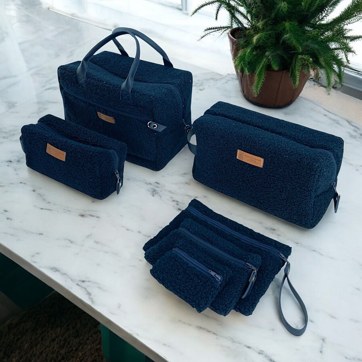 Confezione da 3 pochette, 2 astucci e 1 beauty case, blu navy "Bouclette"