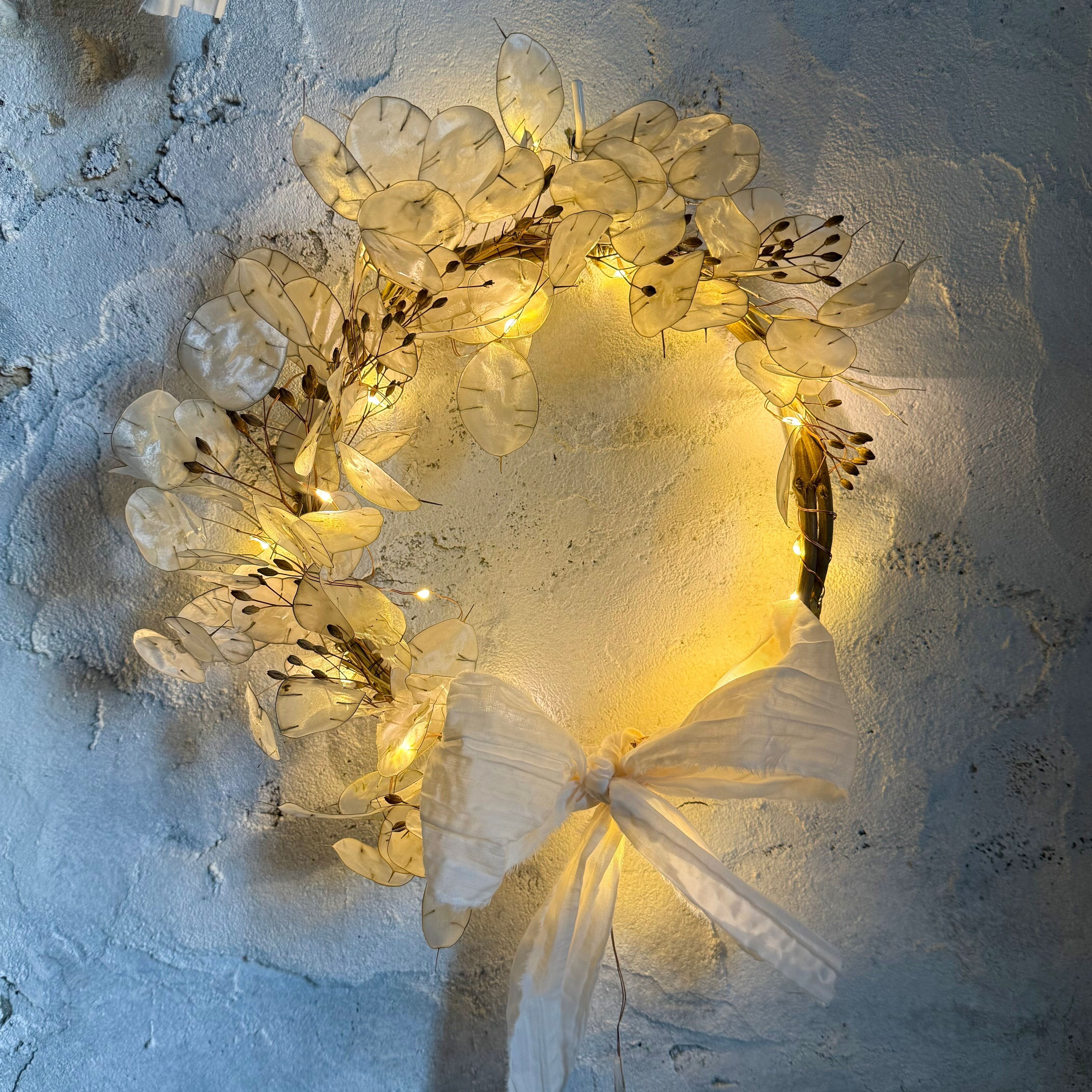 Silberblattkranz und „Mondstreichel“-Gras – LED-Girlande