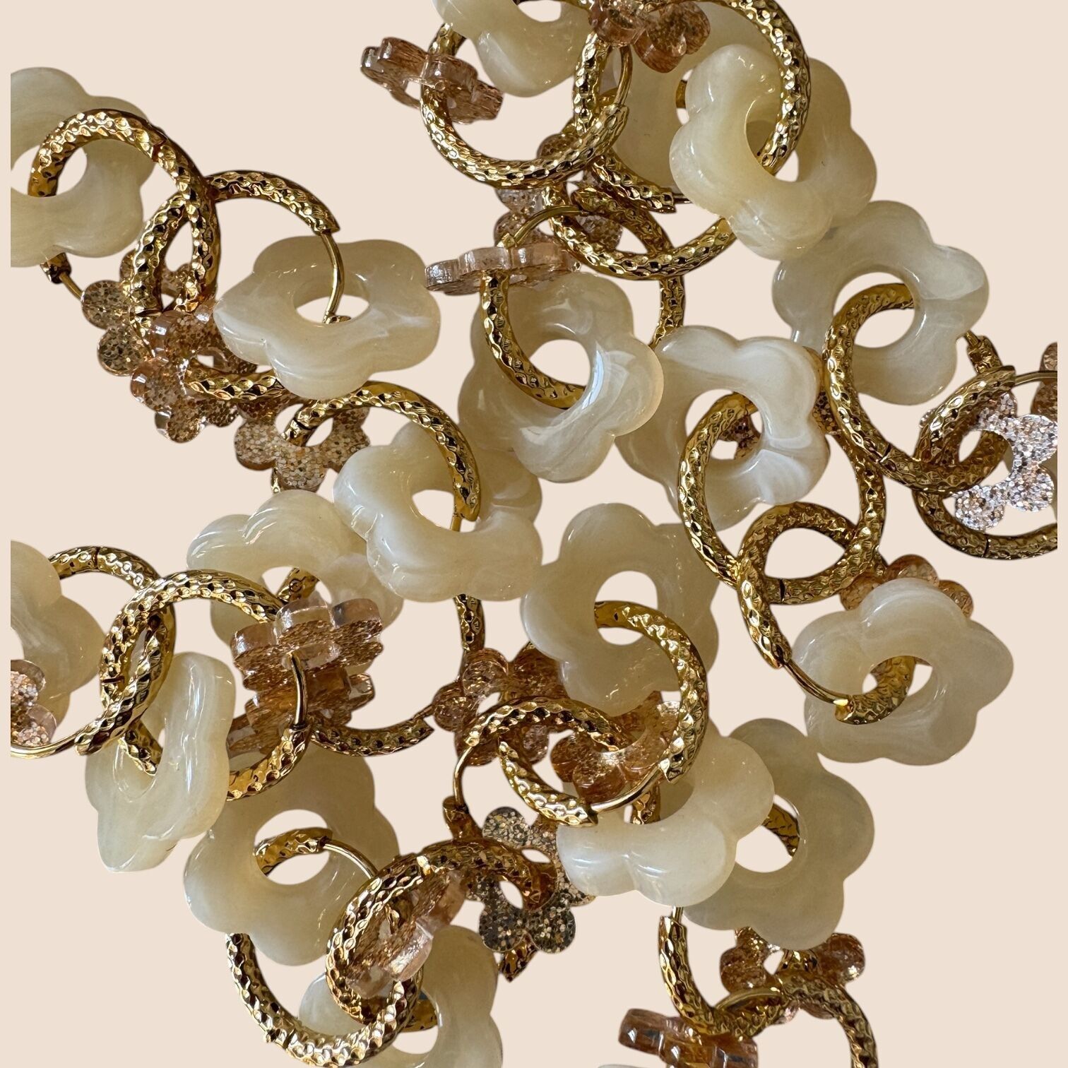 12 orecchini a cerchio con fiori