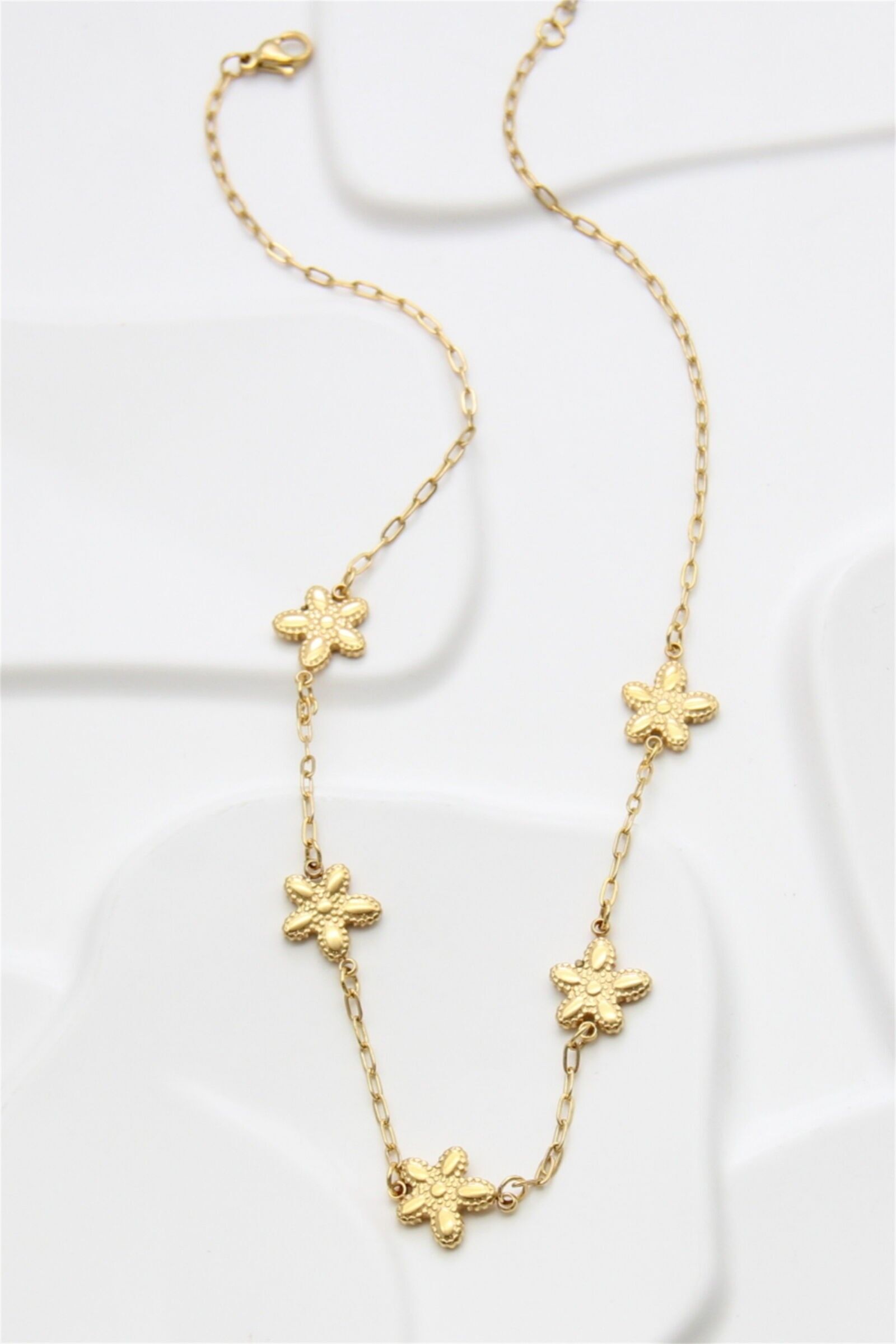 Collana con fiori testurizzati in acciaio inossidabile dorato, collana floreale vintage