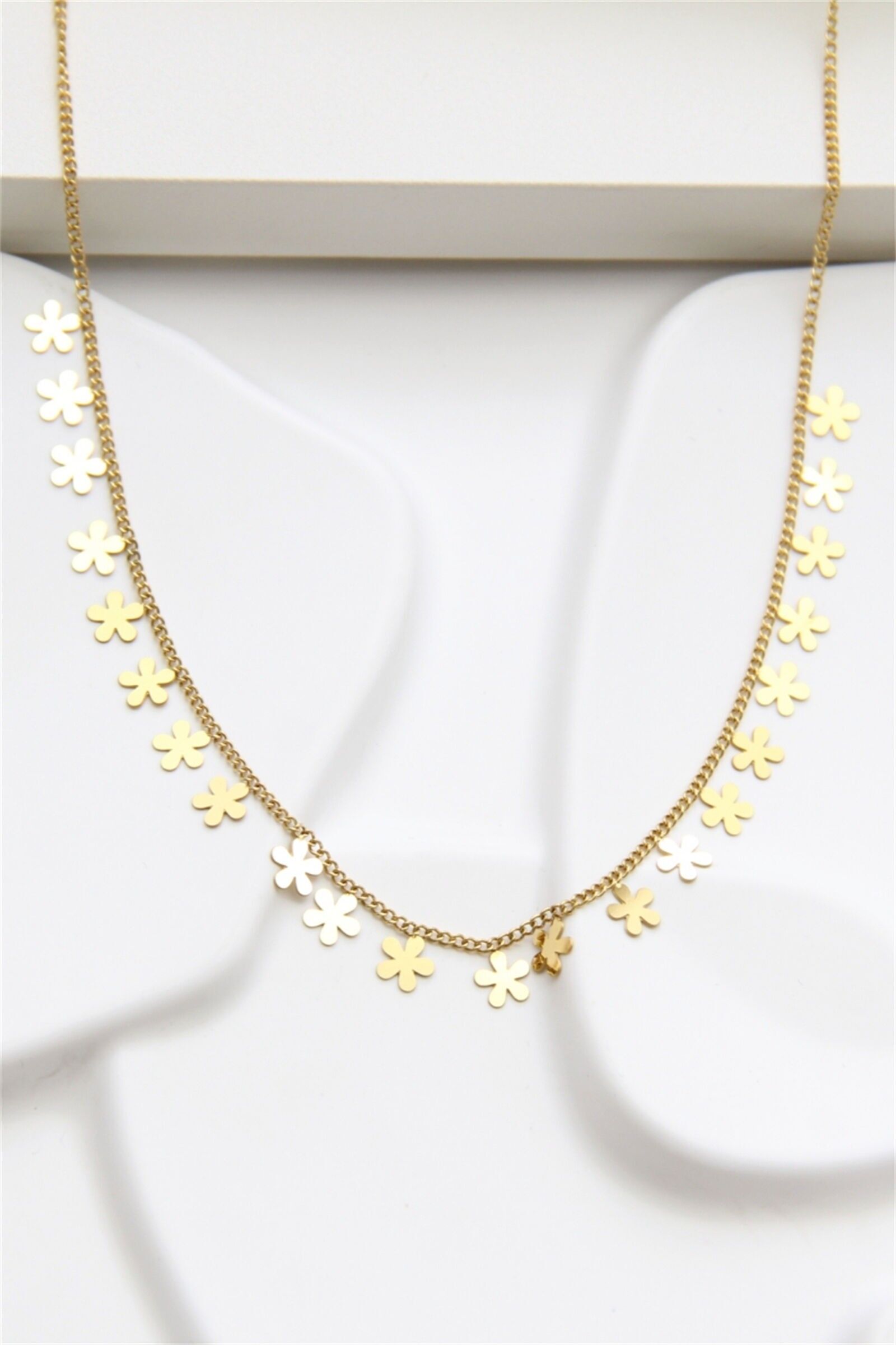 Collana con fiori in acciaio inossidabile dorato