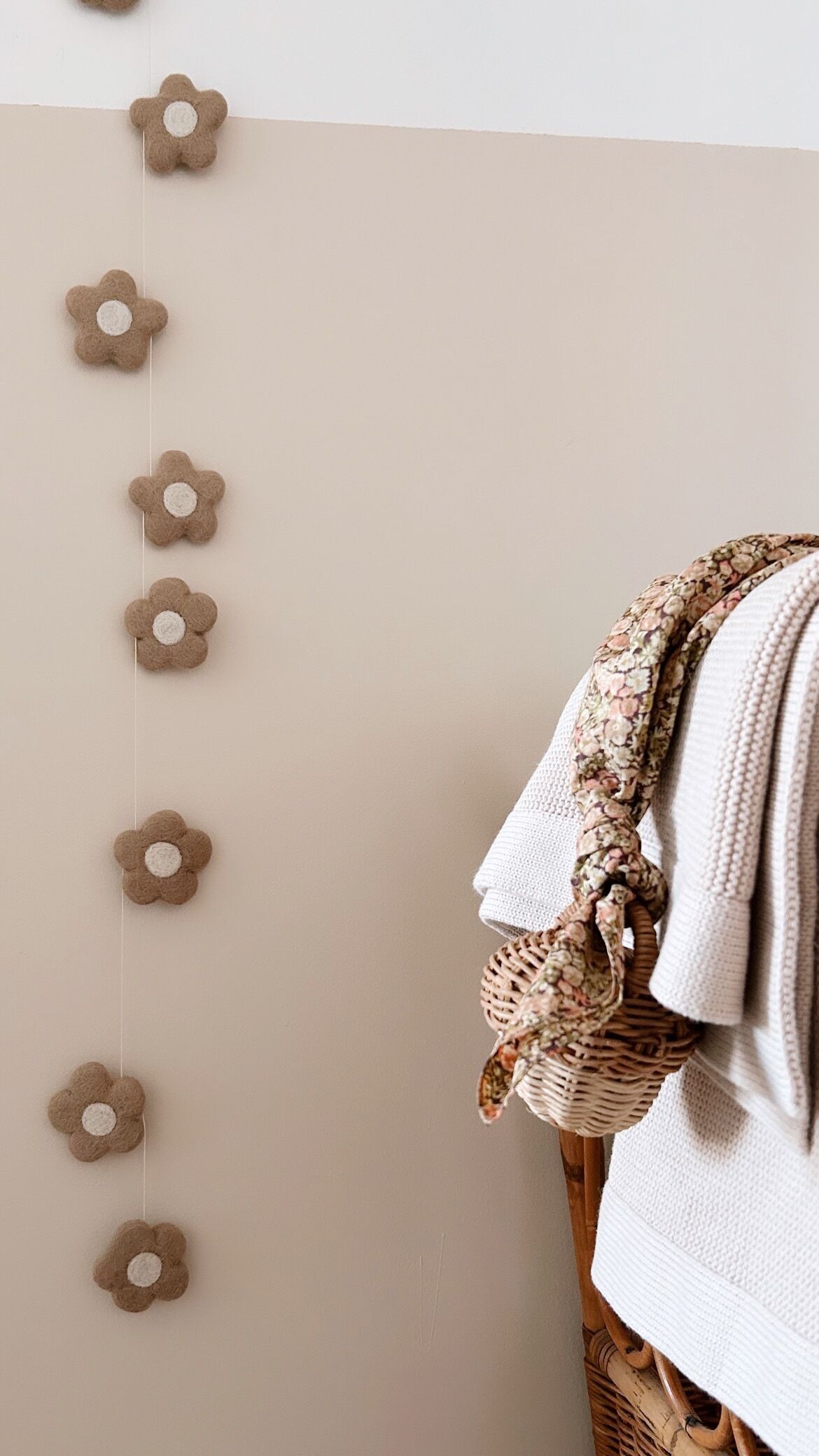 Guirnalda de flores beige en lana afieltrada