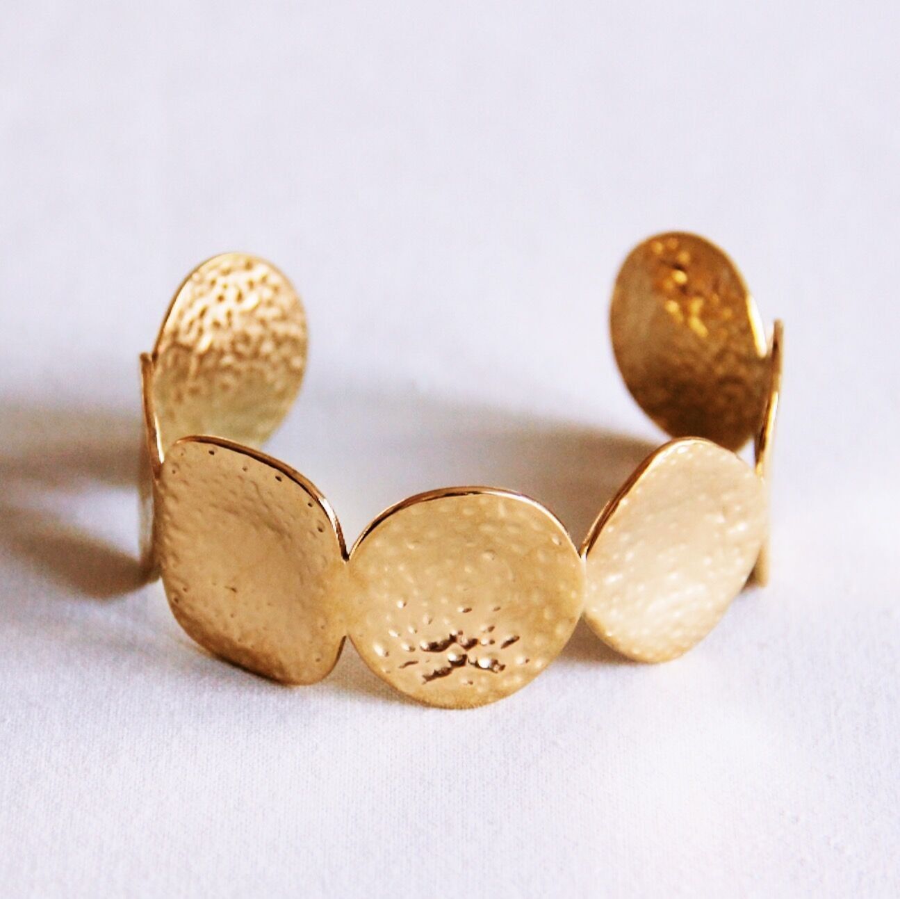 Cerchi e quadrati del braccialetto 'urtati'