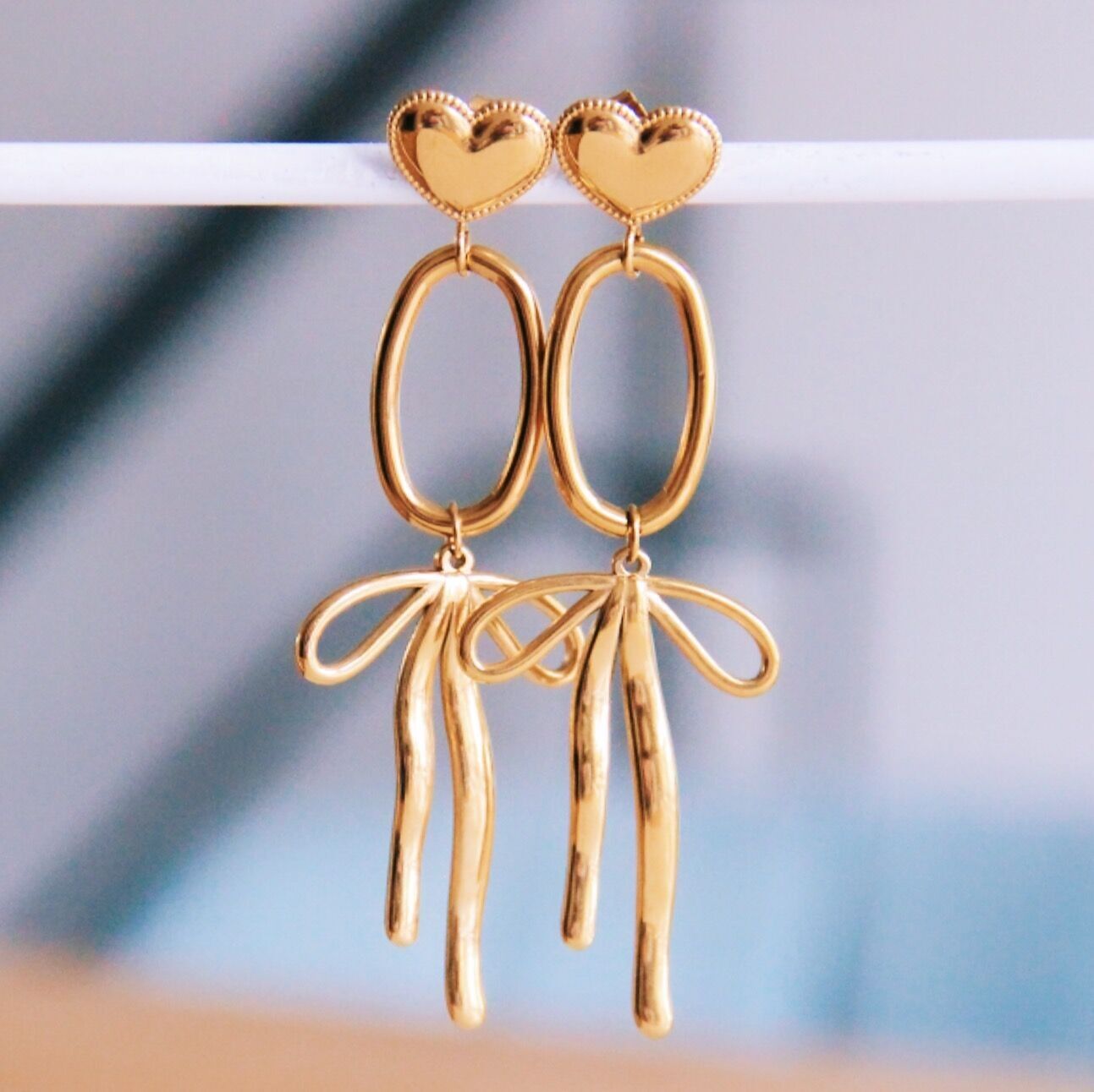 Orecchino importante con elegante pendente a fiocco