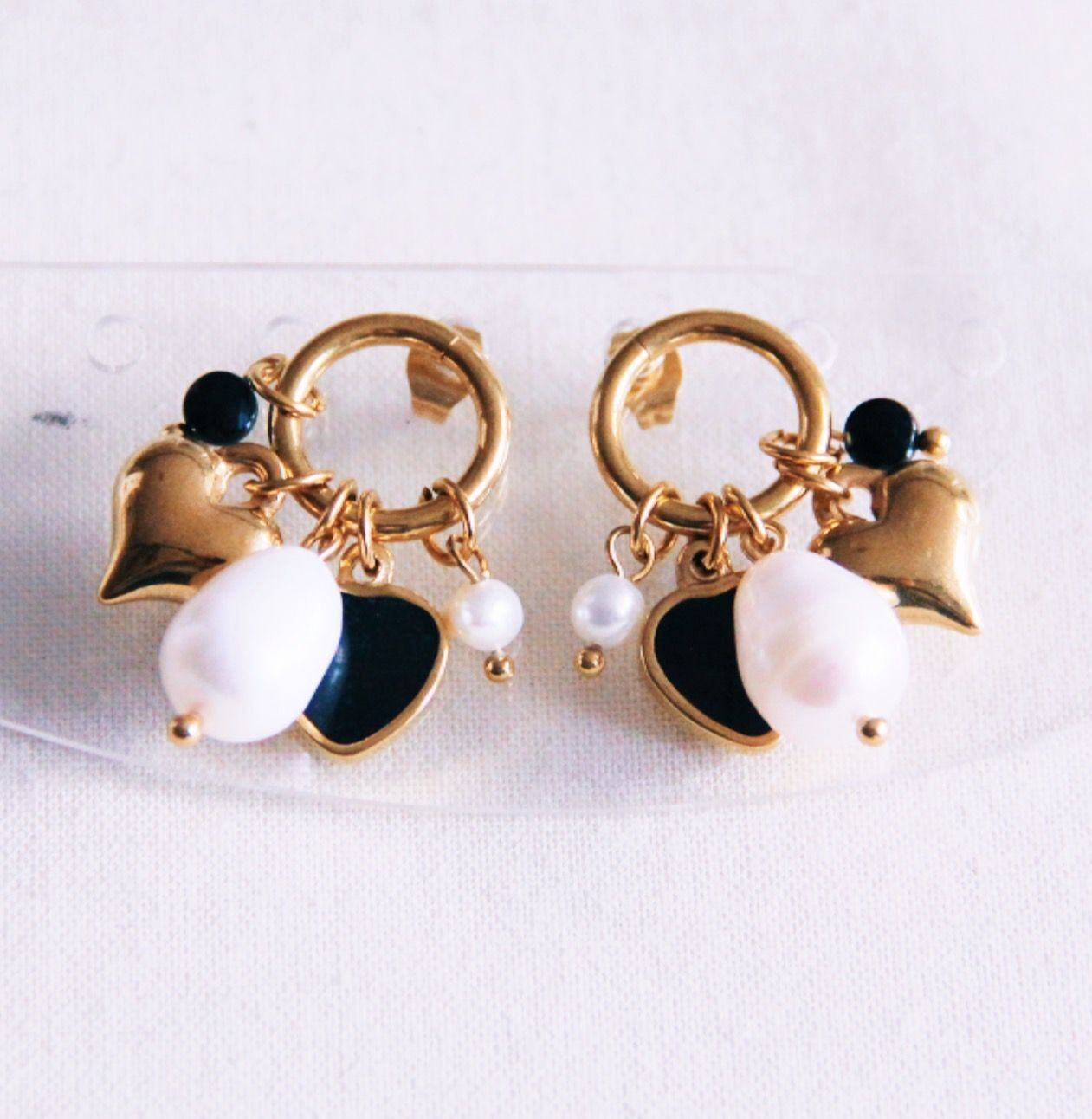 Orecchini a bottone rotondi con grappolo di cuori, perle e sfaccettatura