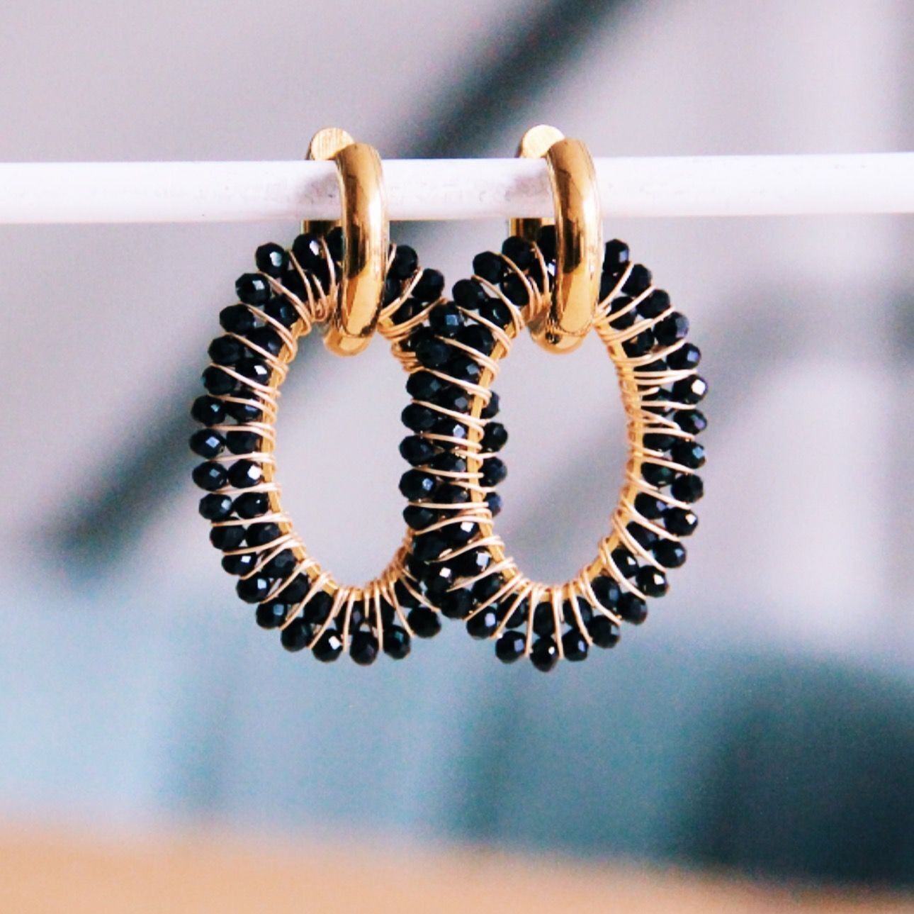 Orecchino largo con pendente ovale sfaccettato – nero