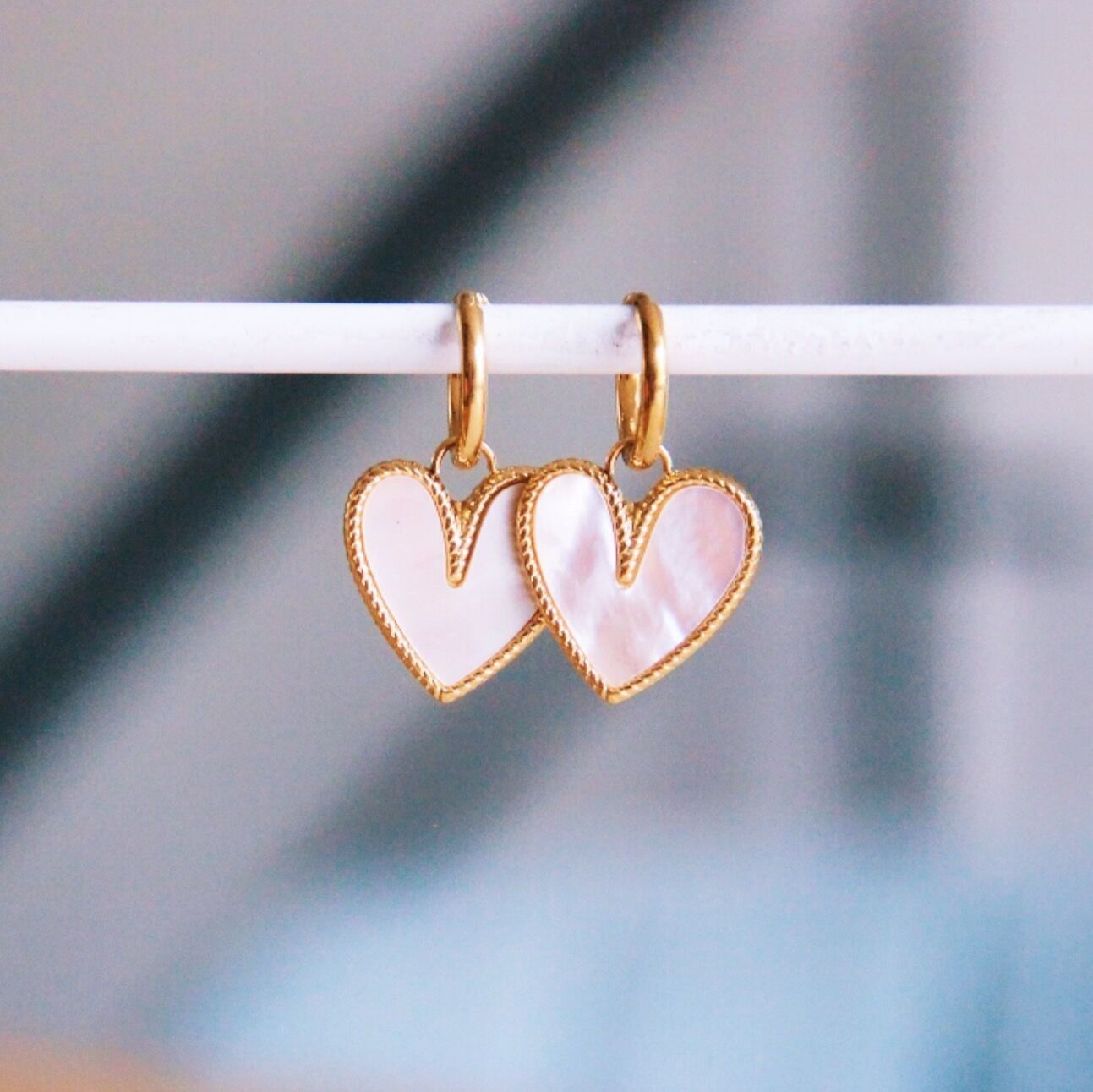 Orecchini a cerchio in acciaio inossidabile con cuore in madreperla