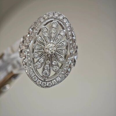 Anello con margherita unico nel suo genere in stile reale