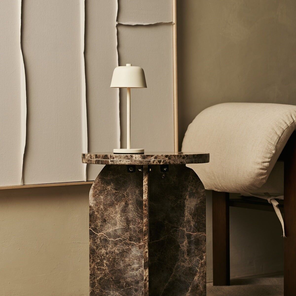 Lámpara de mesa recargable Anton Vanilla | Iluminación elegante e inalámbrica