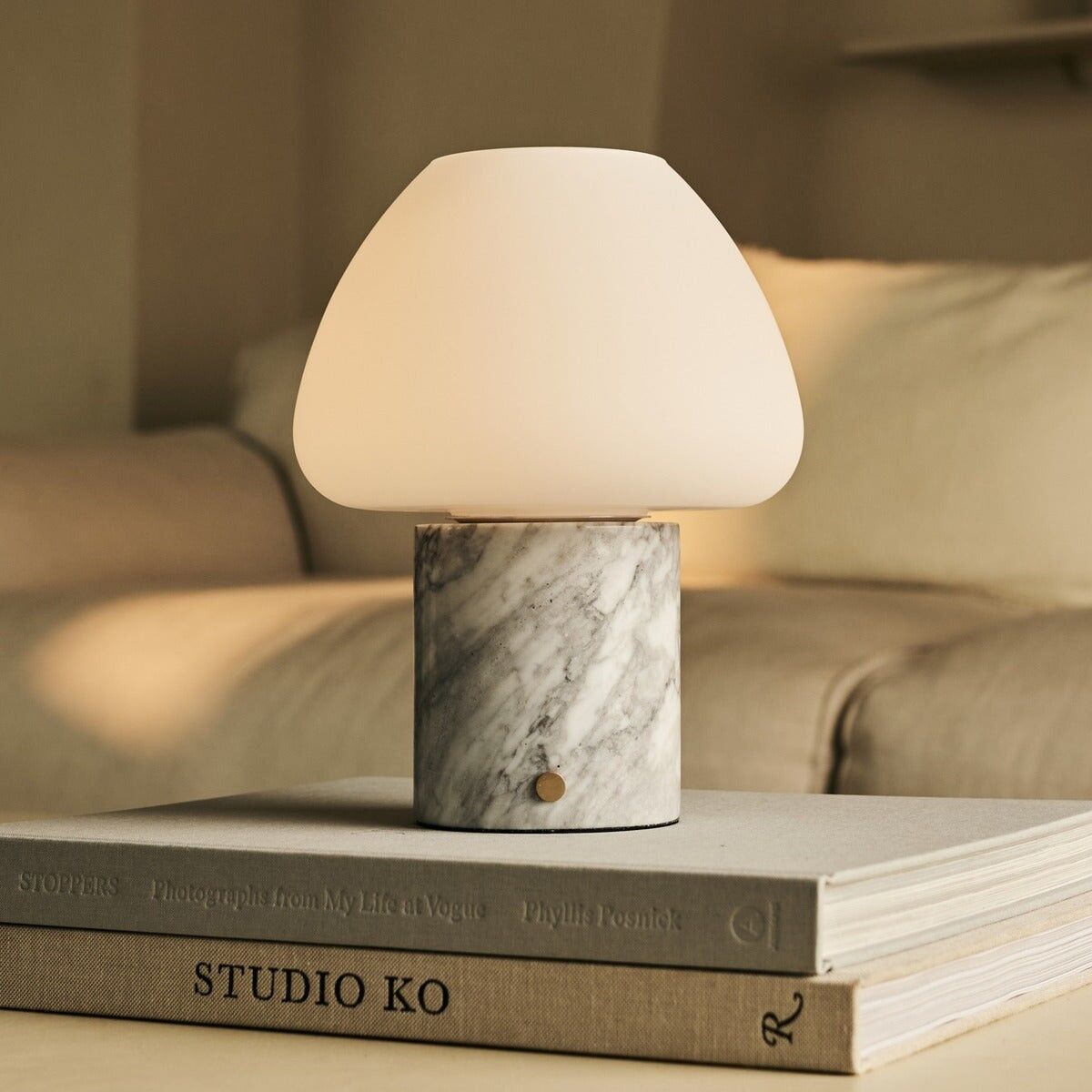 Lámpara de mesa recargable de mármol Ostade White / Bianco Statuarietto con 3 colores de luz y función de atenuación.