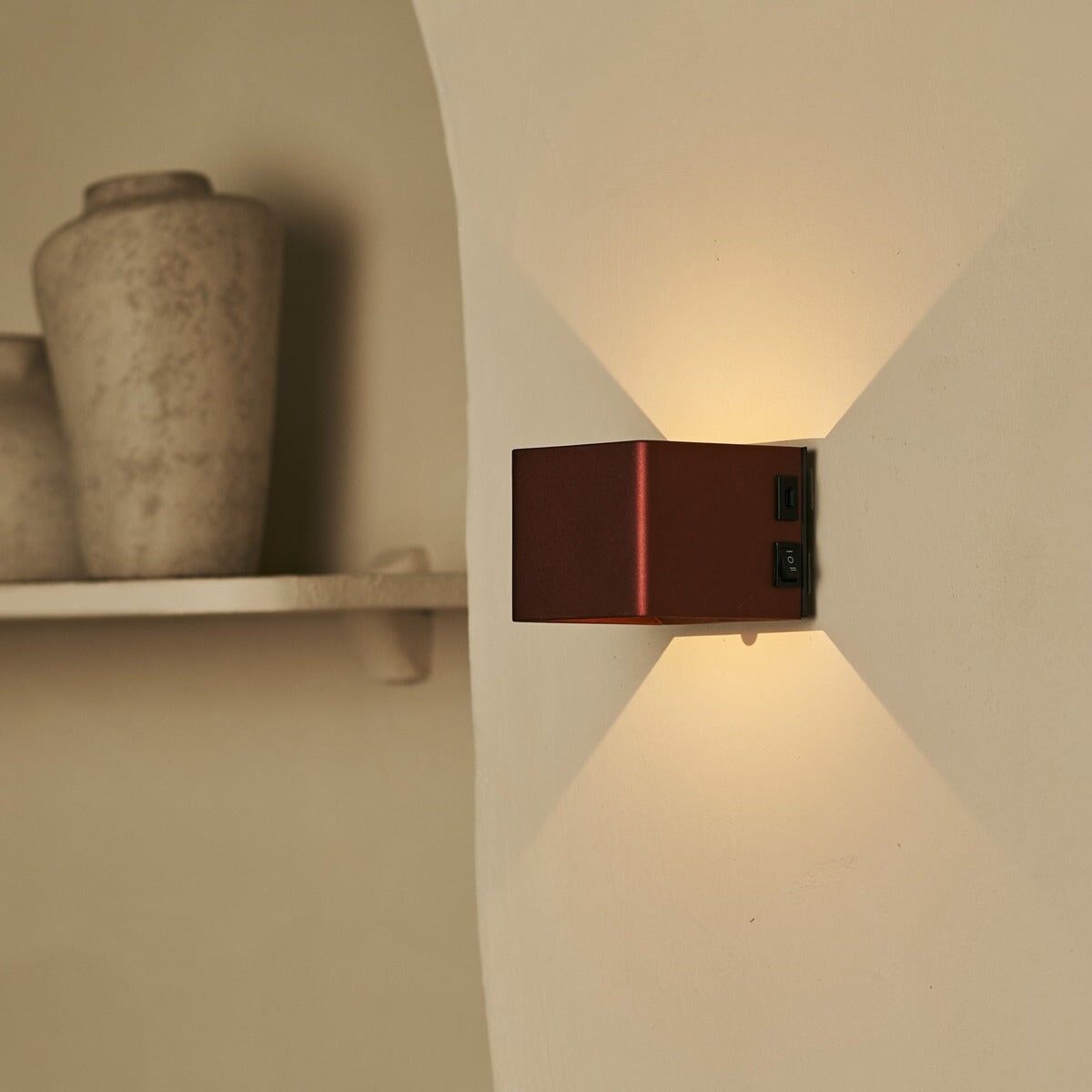 Lámpara de pared recargable Tess Bronze: sensor de movimiento, 20 modos de luz diferentes, regulable, sistema de suspensión magnética y control remoto.
