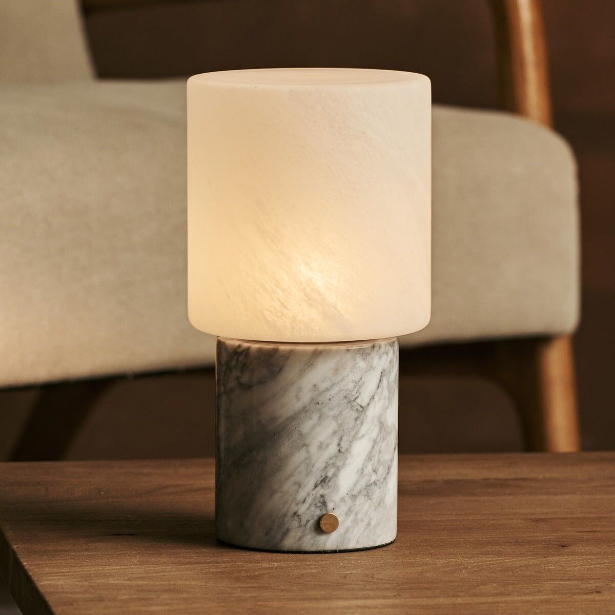 Cuyp White / Bianco Statuarietto – Lámpara de mesa recargable de mármol – Inalámbrica, recargable por USB y hasta 100 horas de autonomía