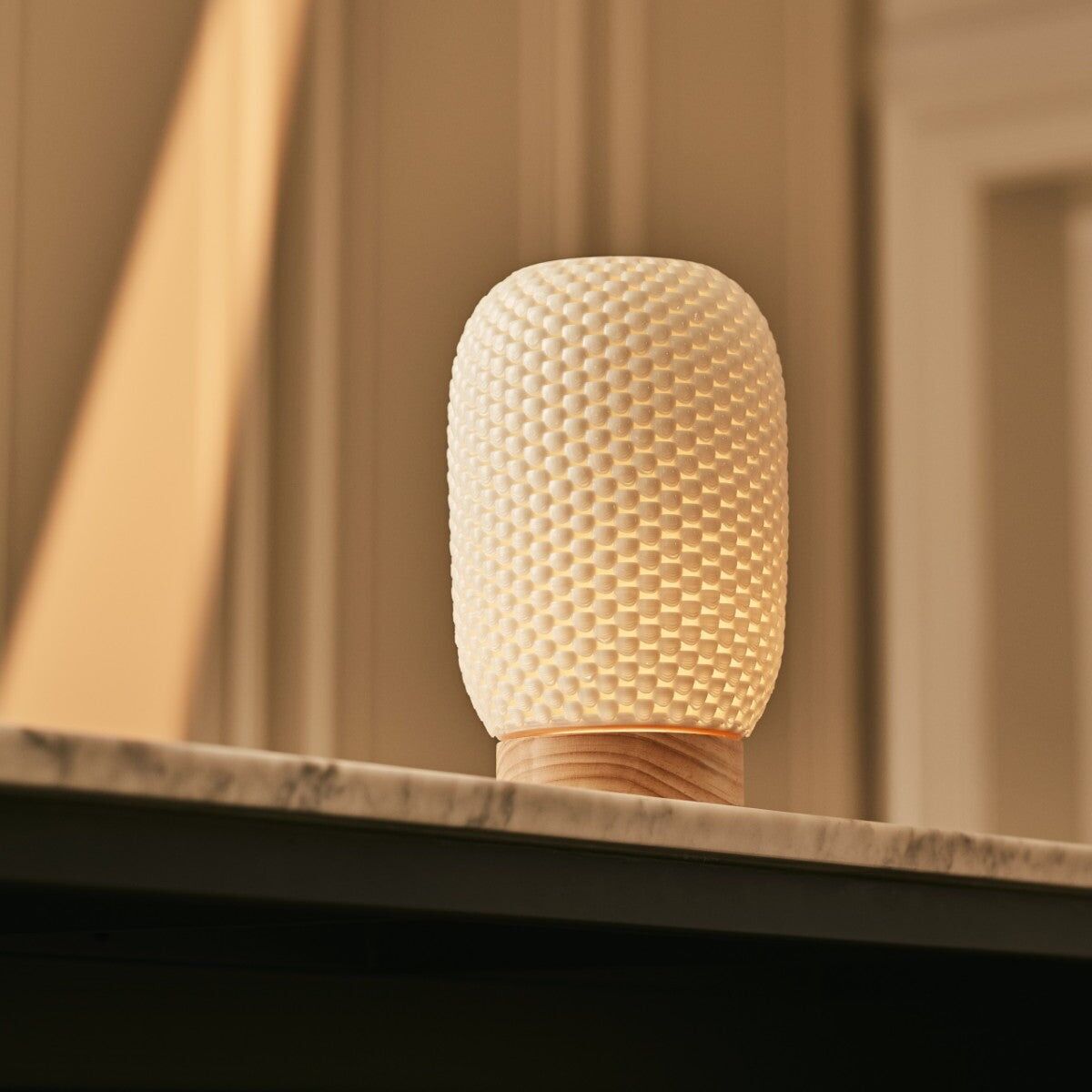 Aurora Light Brown Cordless Table Lamp in 3D-Printed Porcelain – Rechargeable, Dimmable & Up to 100 Hours of Light