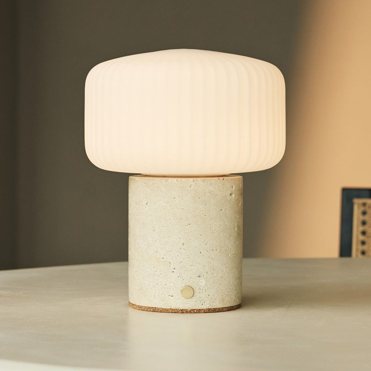 Renoir Beige / Travertino Classico – Wiederaufladbare Tischlampe aus Travertin – Kabellos, über USB wiederaufladbar und bis zu 100 Stunden Leuchtdauer