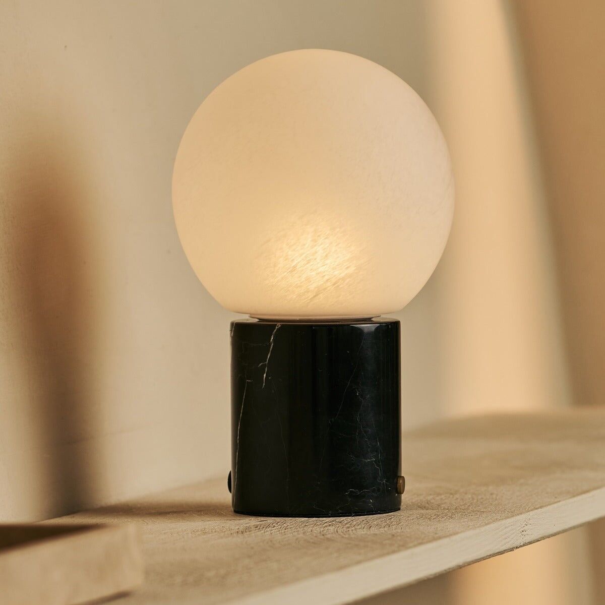 Metsu Black/Nero Marquina – Lámpara de mesa recargable clásica de mármol con 3 colores de luz y función de atenuación