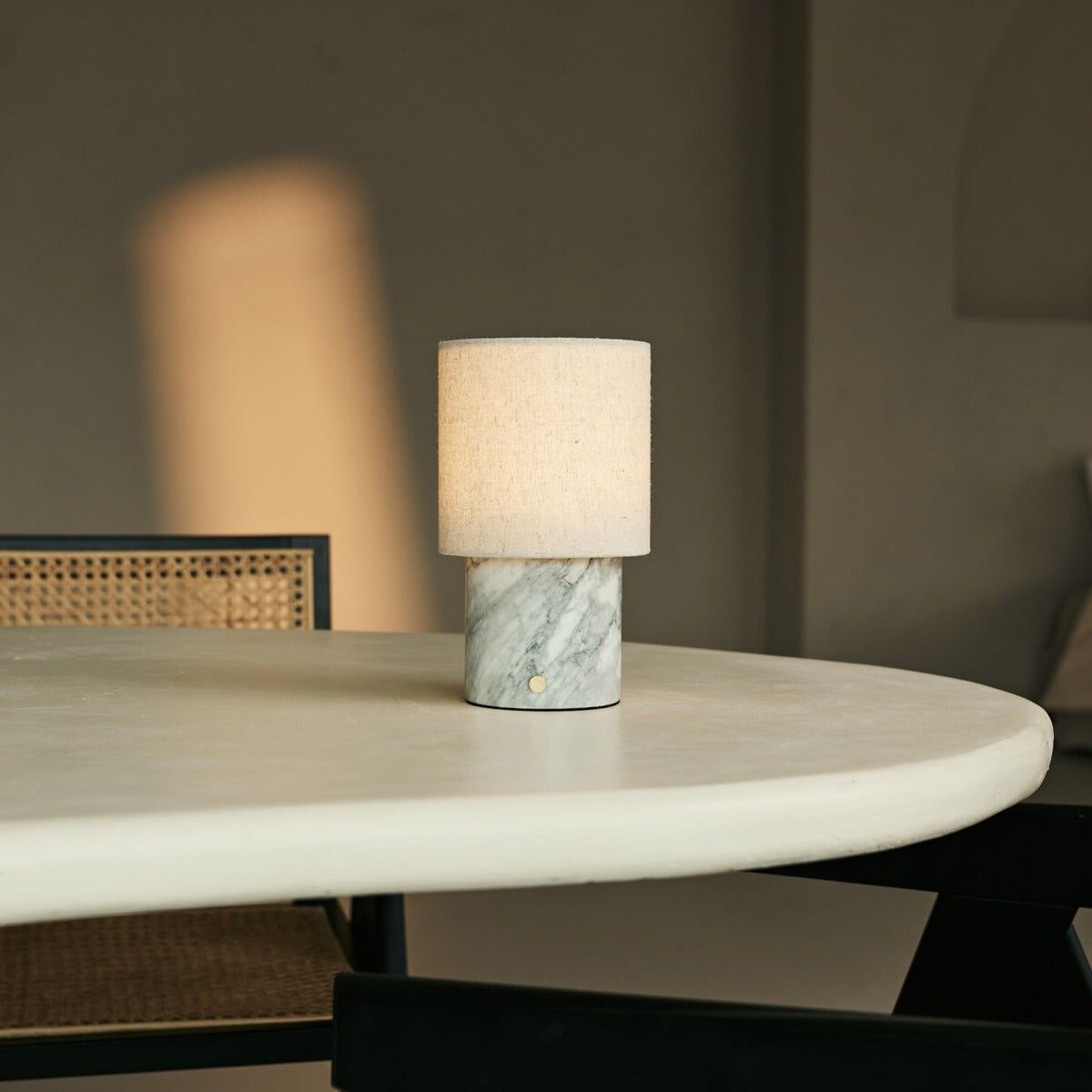 Lámpara de mesa recargable de mármol Onoda White/Bianco Statuarietto, con pantalla de lino intercambiable y diseño recargable.