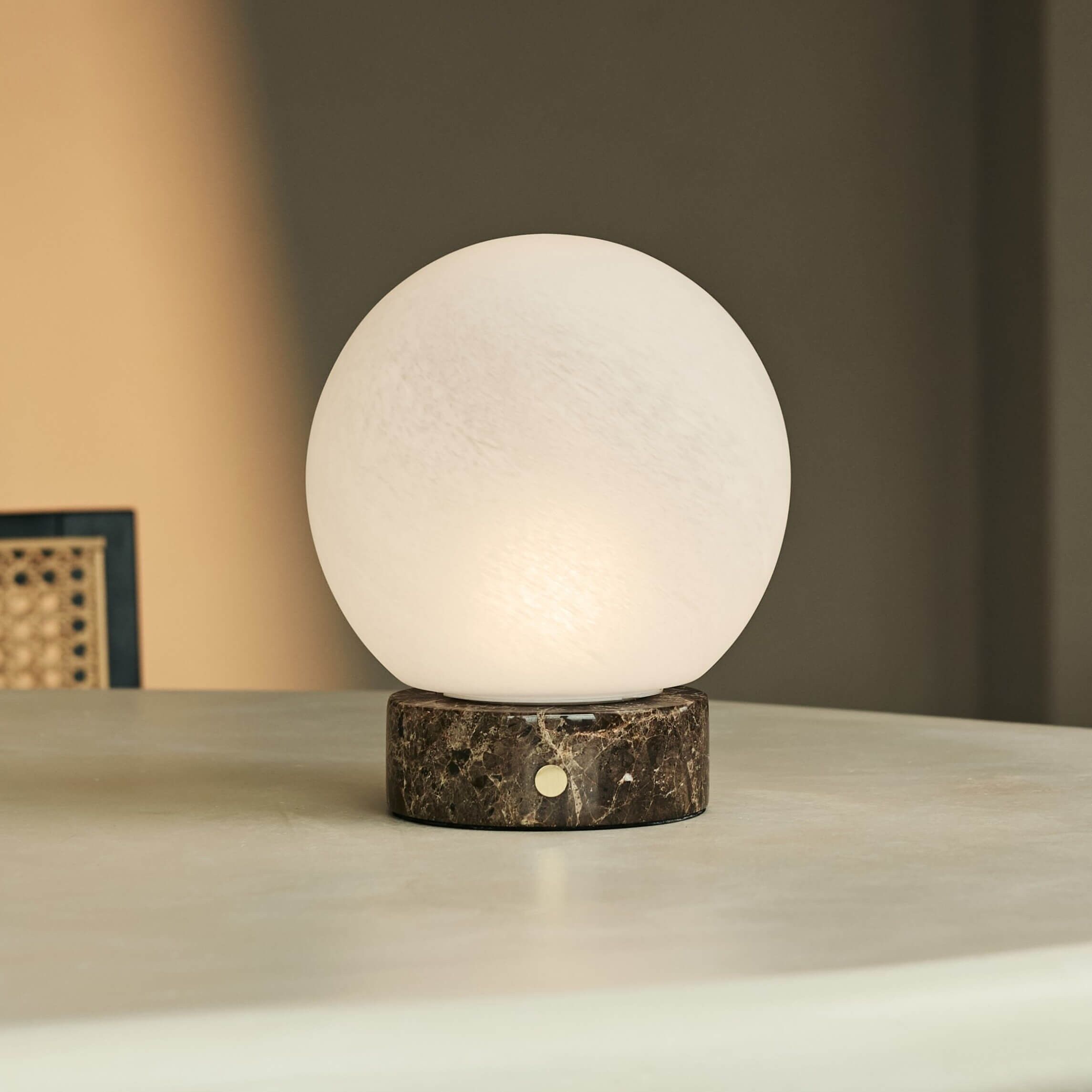 Heem Brown / Emeperador Dark – Lámpara de mesa recargable de mármol – 3 modos de luz, inalámbrica y con pantalla de cristal intercambiable