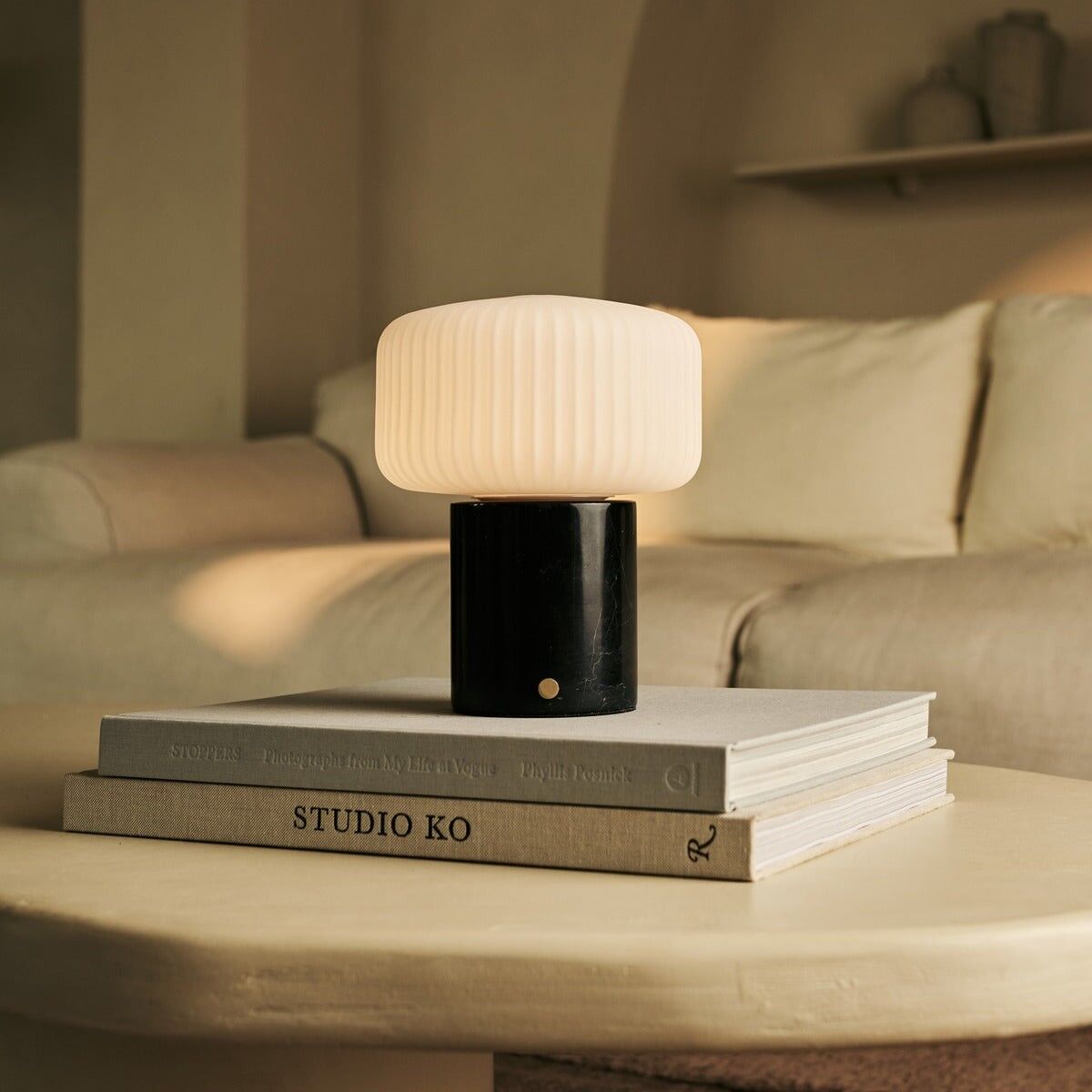 Renoir Schwarz / Nero Marquina – Wiederaufladbare Tischlampe aus Marmor – Kabellos, über USB wiederaufladbar und bis zu 100 Stunden Leuchtdauer