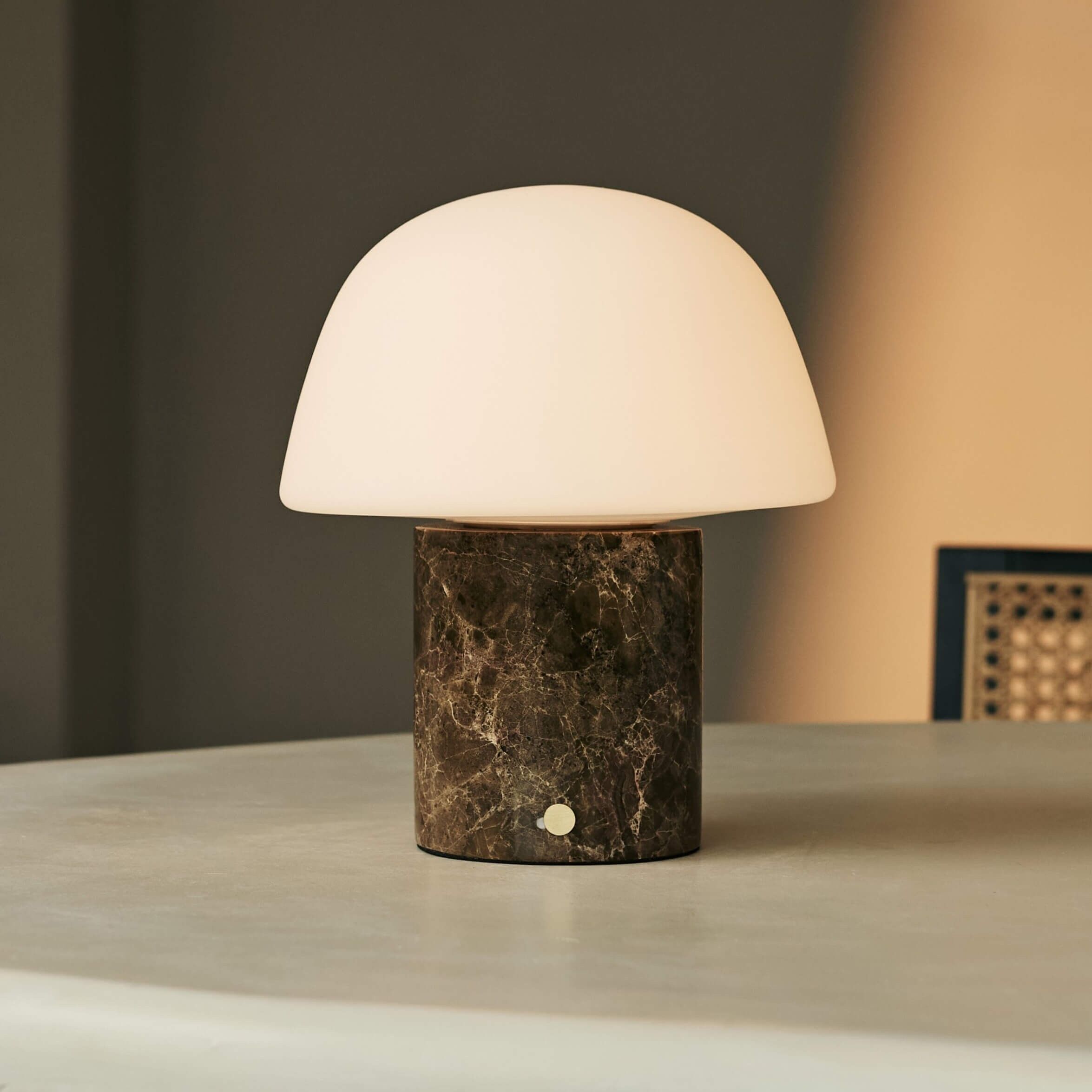 Maes Brown / Emeperador Dark – Elegante lámpara de mesa recargable de mármol, hasta 100 horas de iluminación, elegante y funcional.