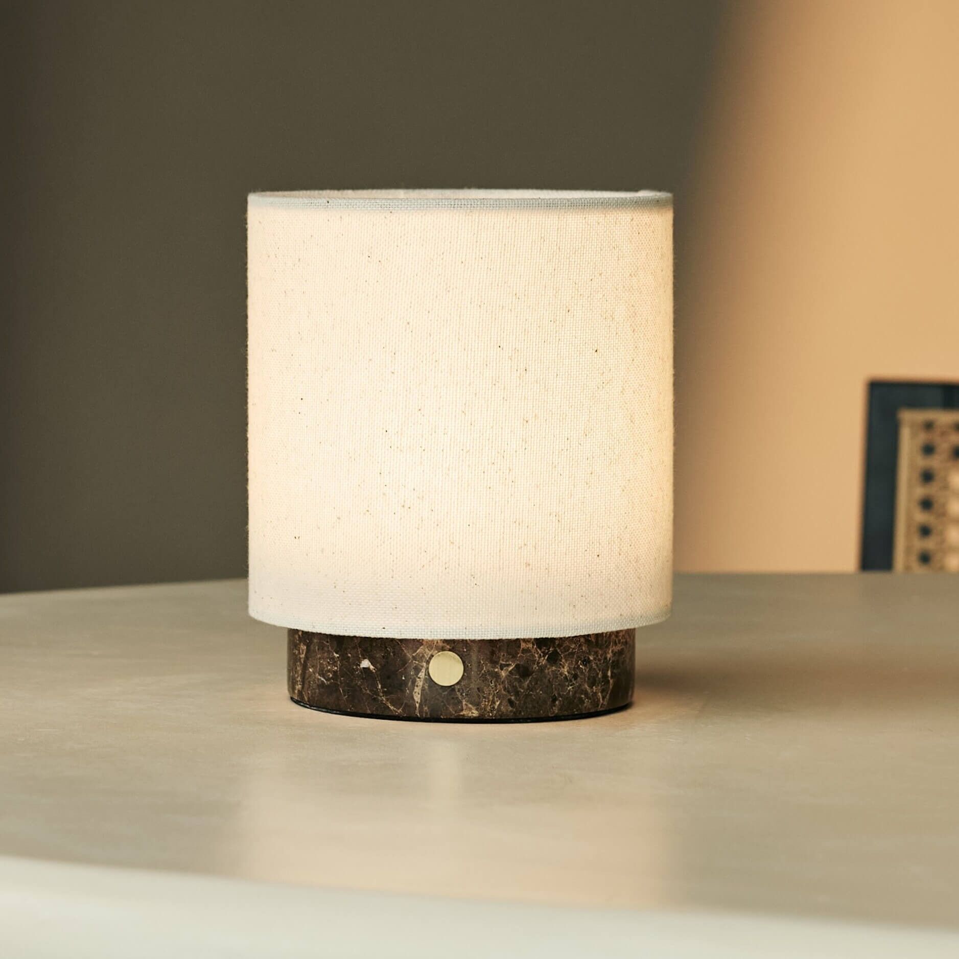 Lámpara de mesa recargable de mármol, color beige malva y marrón / Emeperador Dark, 3 modos de luz, inalámbrica y con pantalla de lino intercambiable.