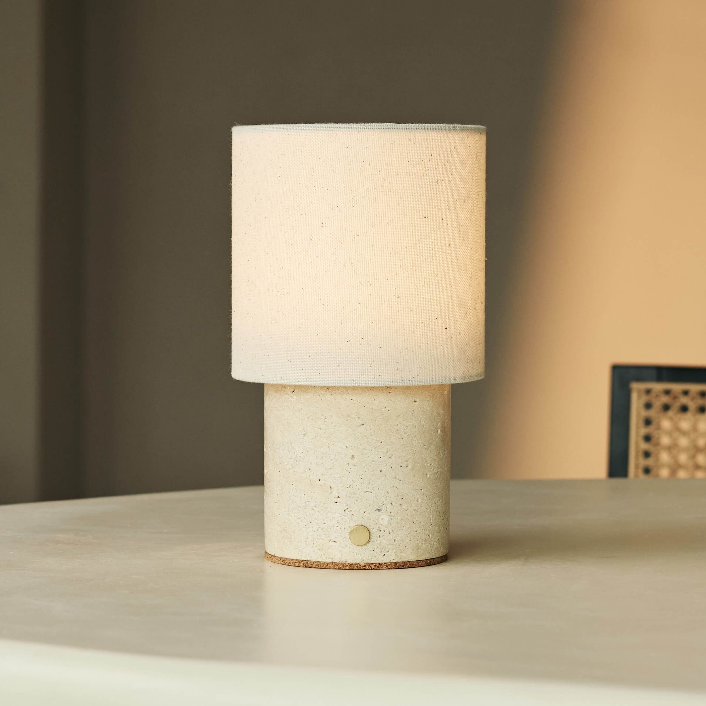 Dou Beige / Travertino Classico – Travertine Rechargeable Table Lamp – Cordless, 3 Light Modes & With Linen Interchangeable Lampshade