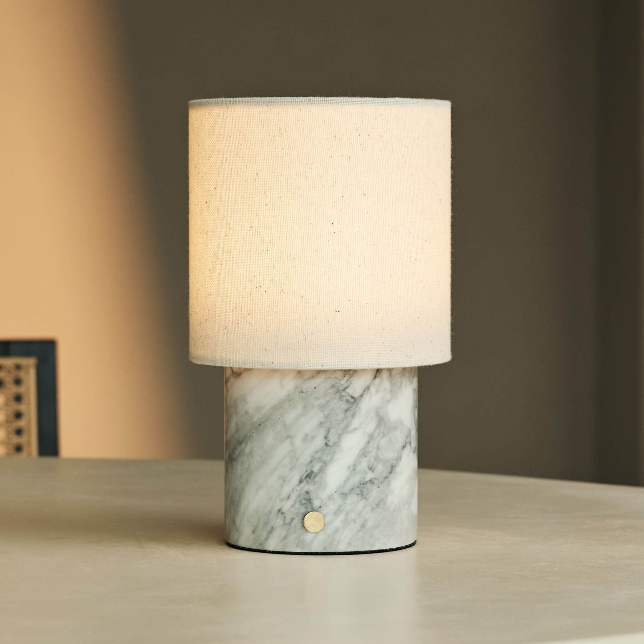 Dou White / Bianco Statuarietto – Marble Rechargeable Table Lamp – Cordless, 3 Light Modes & With Linen Interchangeable Lampshade