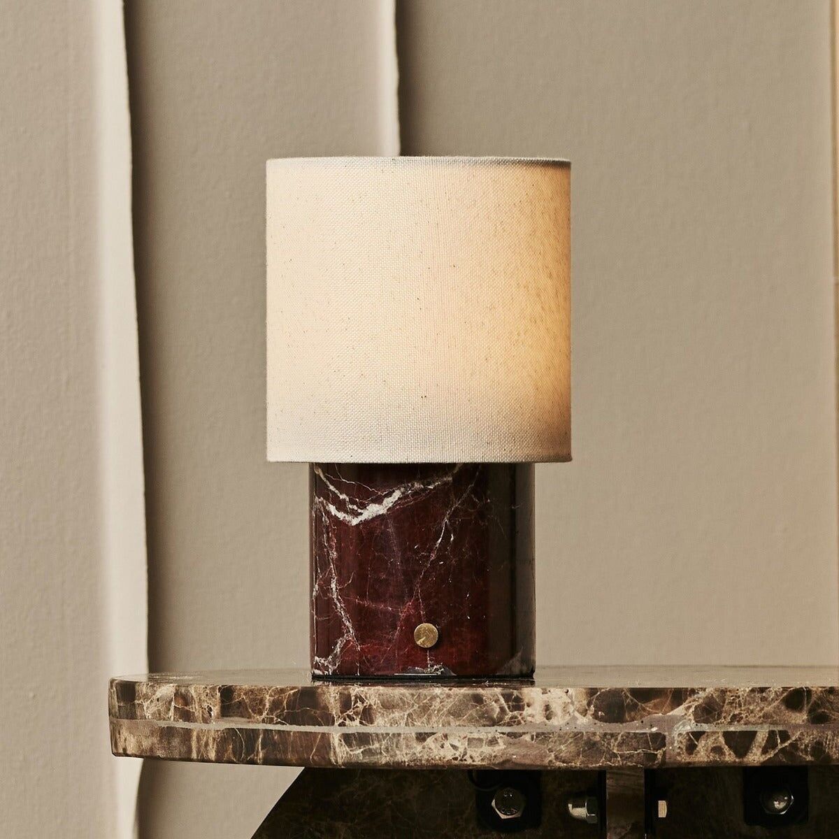 Dou Red / Rosso Levanto – Wiederaufladbare Tischlampe aus Marmor – Kabellos, 3 Lichtmodi und mit austauschbarem Lampenschirm aus Leinen