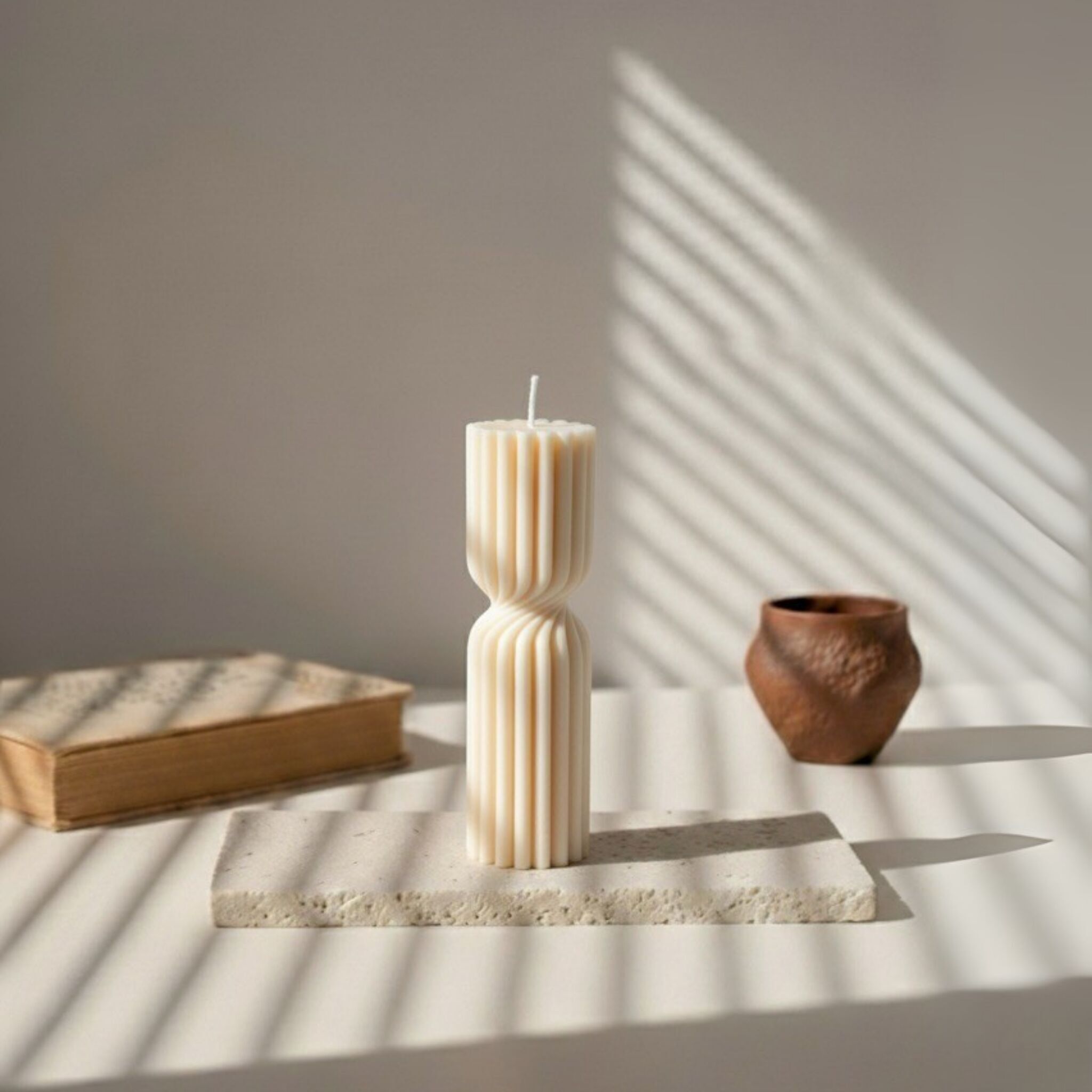 Decorative scented candle “Hourglass” – Soy wax – Cotton flower – 160g