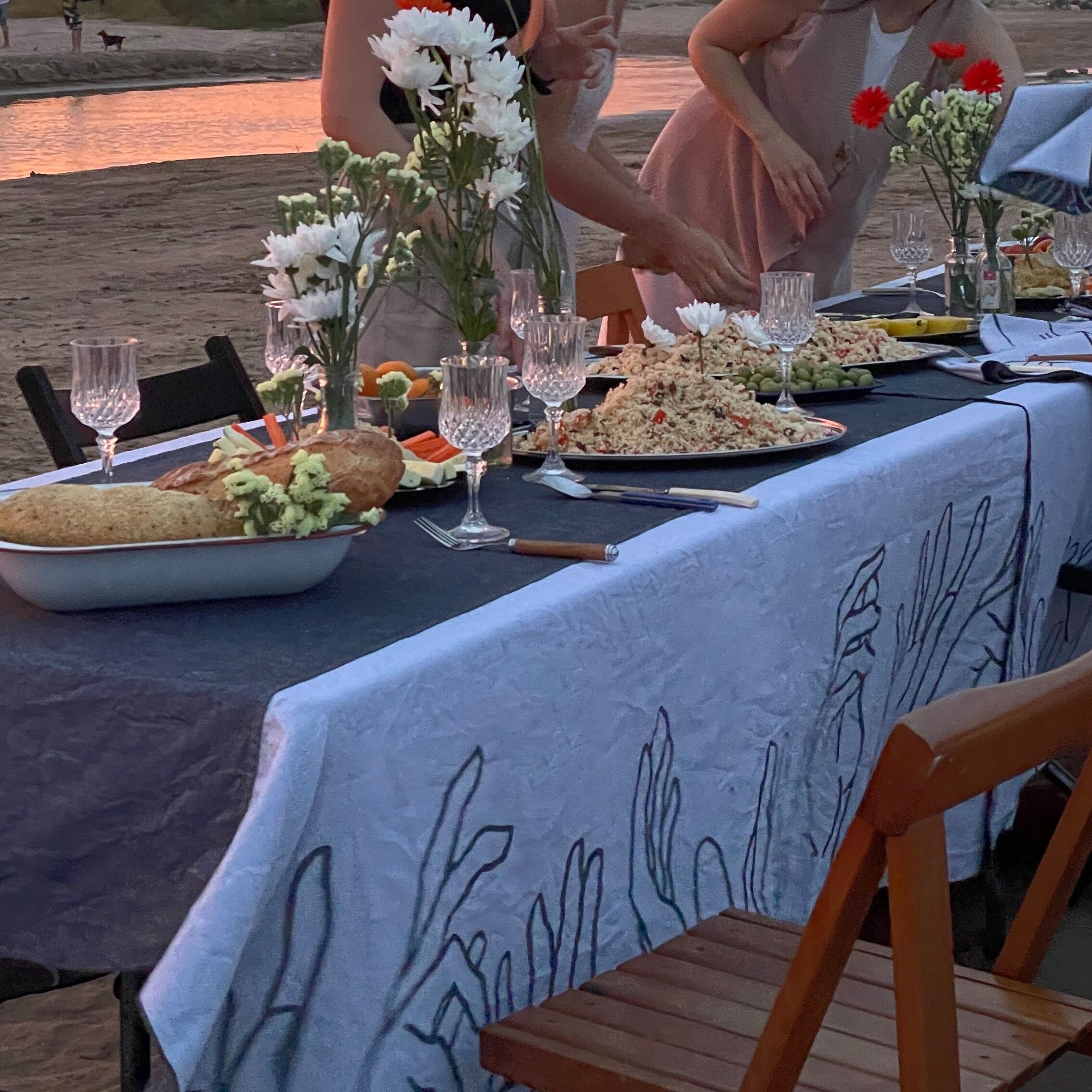 Manos reversible jacquard tablecloth 195 x 280