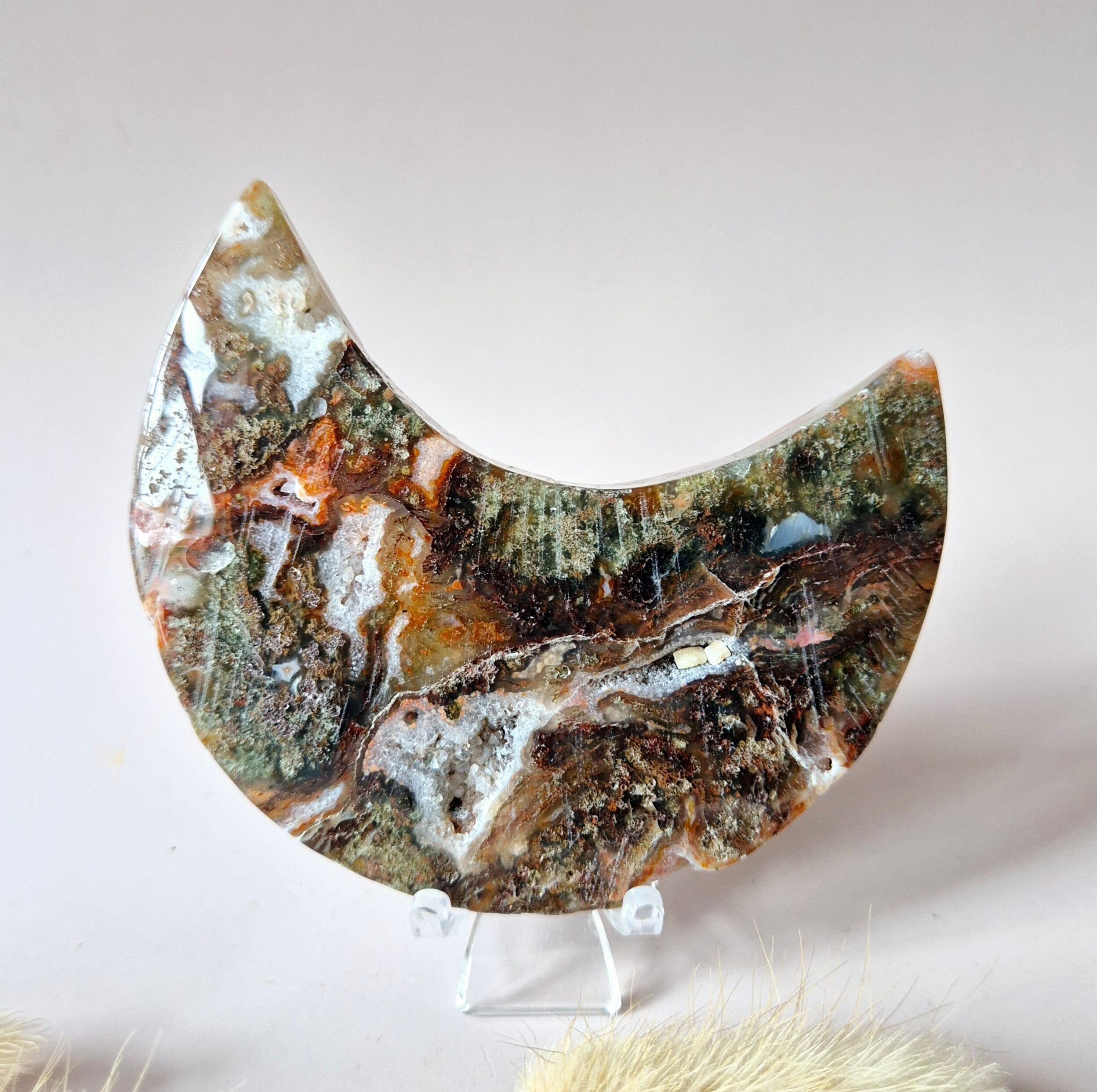 Agate mousse rouge Druzy Moon (8-10 cm) sur support – #57