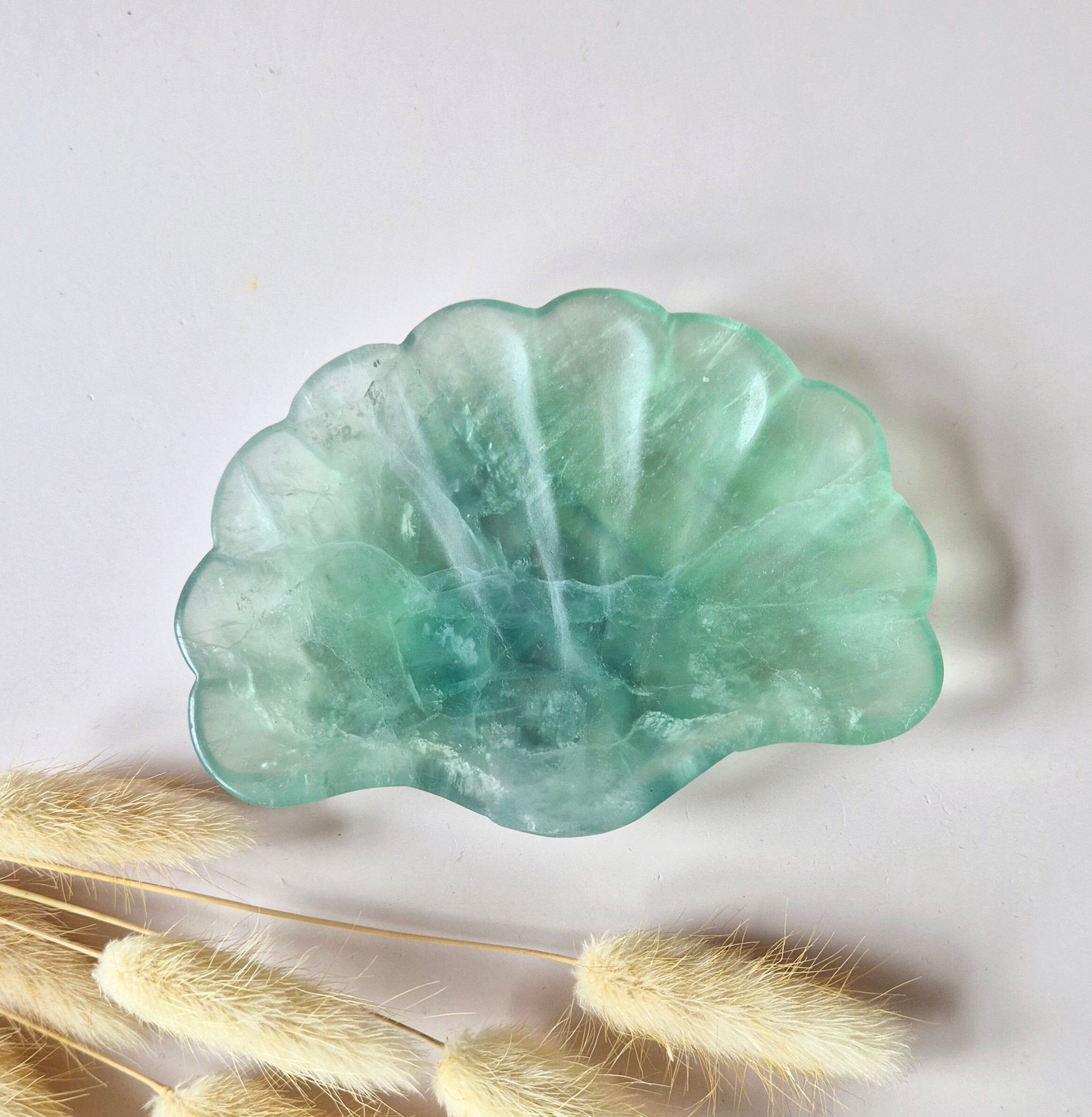 Bol en pierre précieuse forme coquillage n° 1 – Fluorite vert clair (11,5 cm | 290 gr)