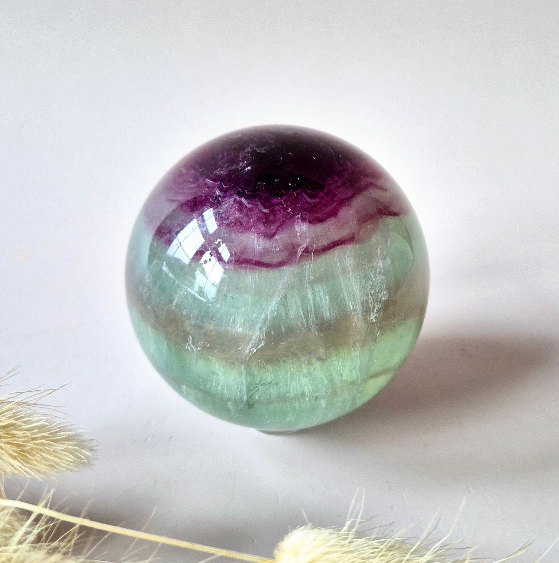 Sfera di fluorite con pietra preziosa – Arcobaleno (6,5 cm)