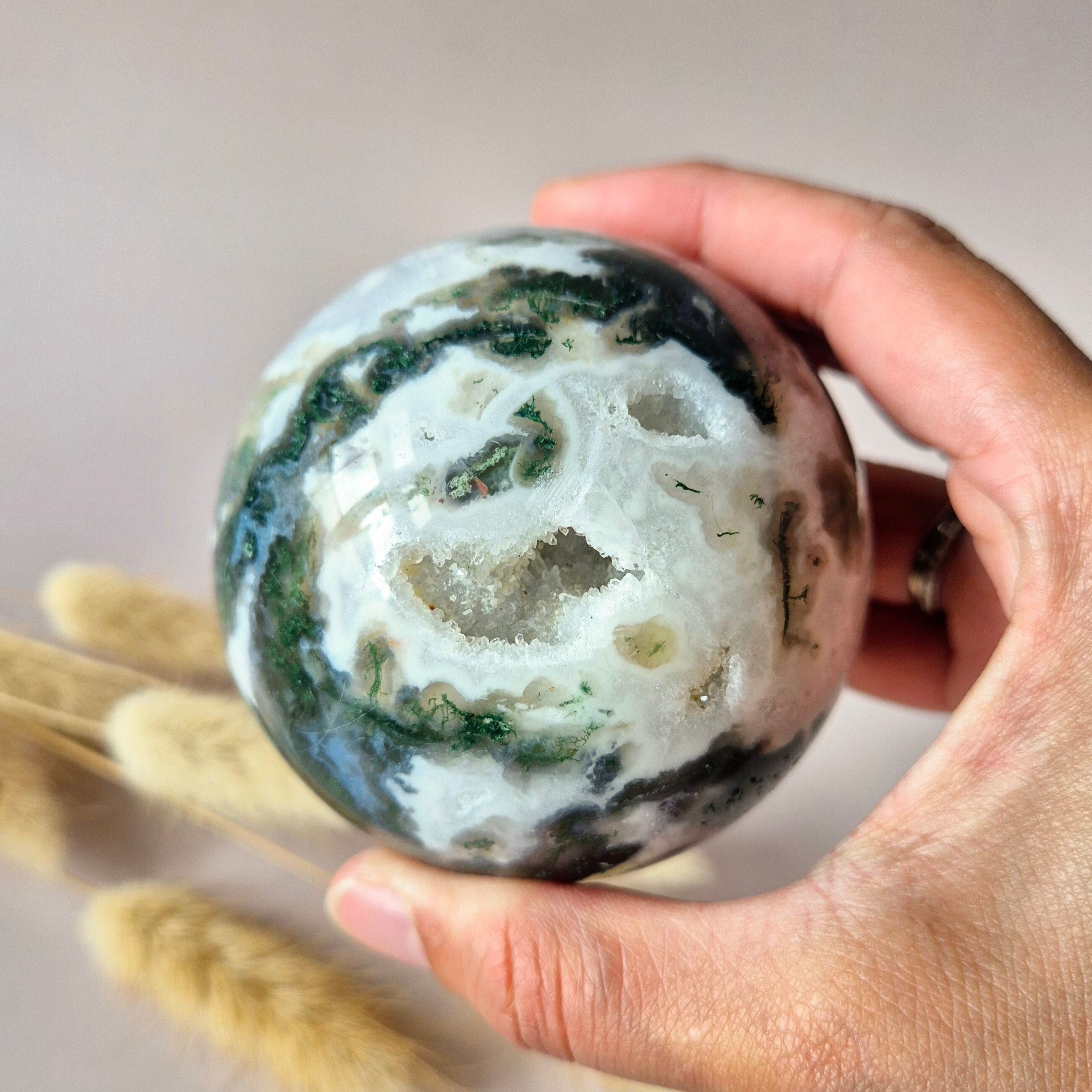 Boule de cristal en agate mousse, géode druzy, 75 mm, 545 g