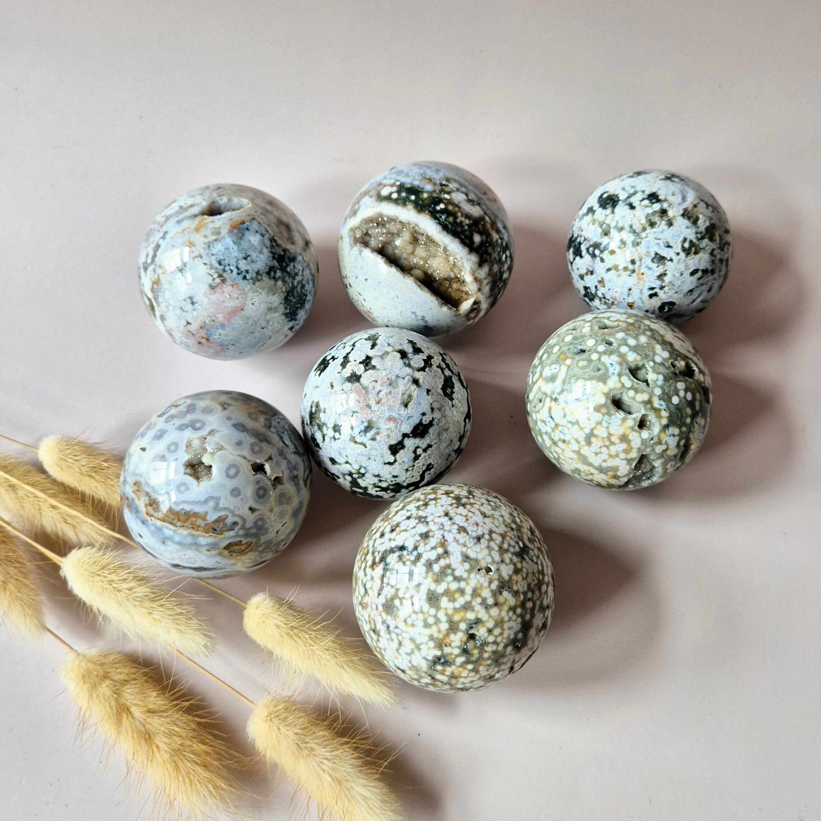 Boule de cristal en jaspe océanique – 50–60 mm – Druzy & Details