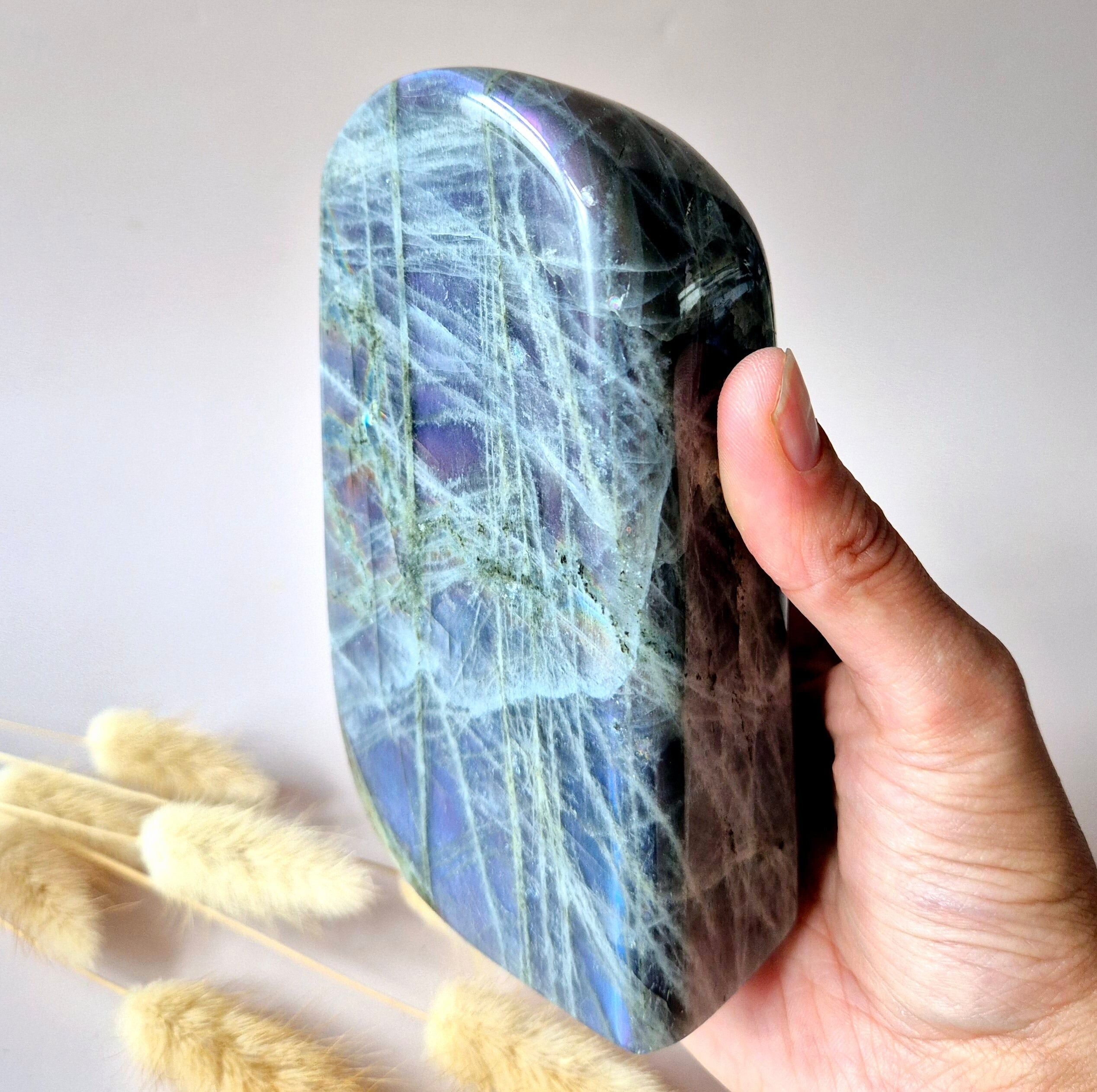 Labradorite viola a forma libera 880 g – Protezione intensa e spirituale