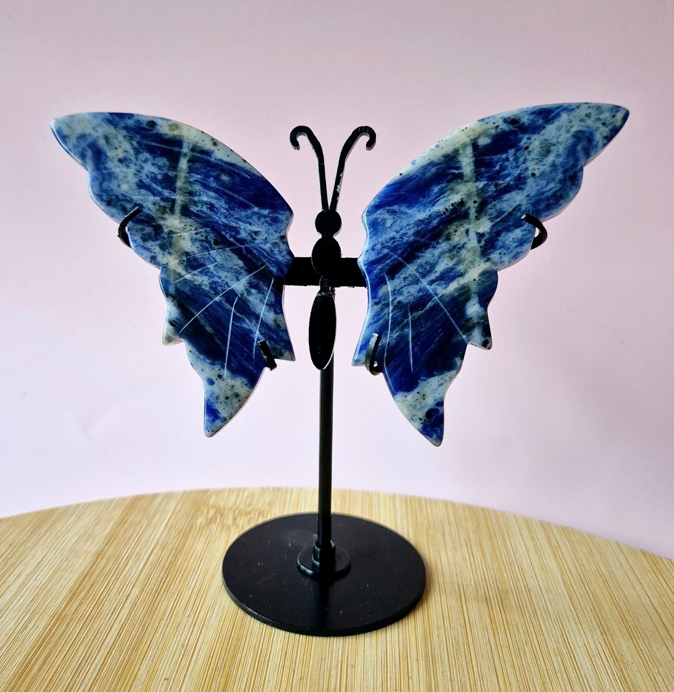 Scultura in cristallo di farfalla Sodalite con supporto in metallo