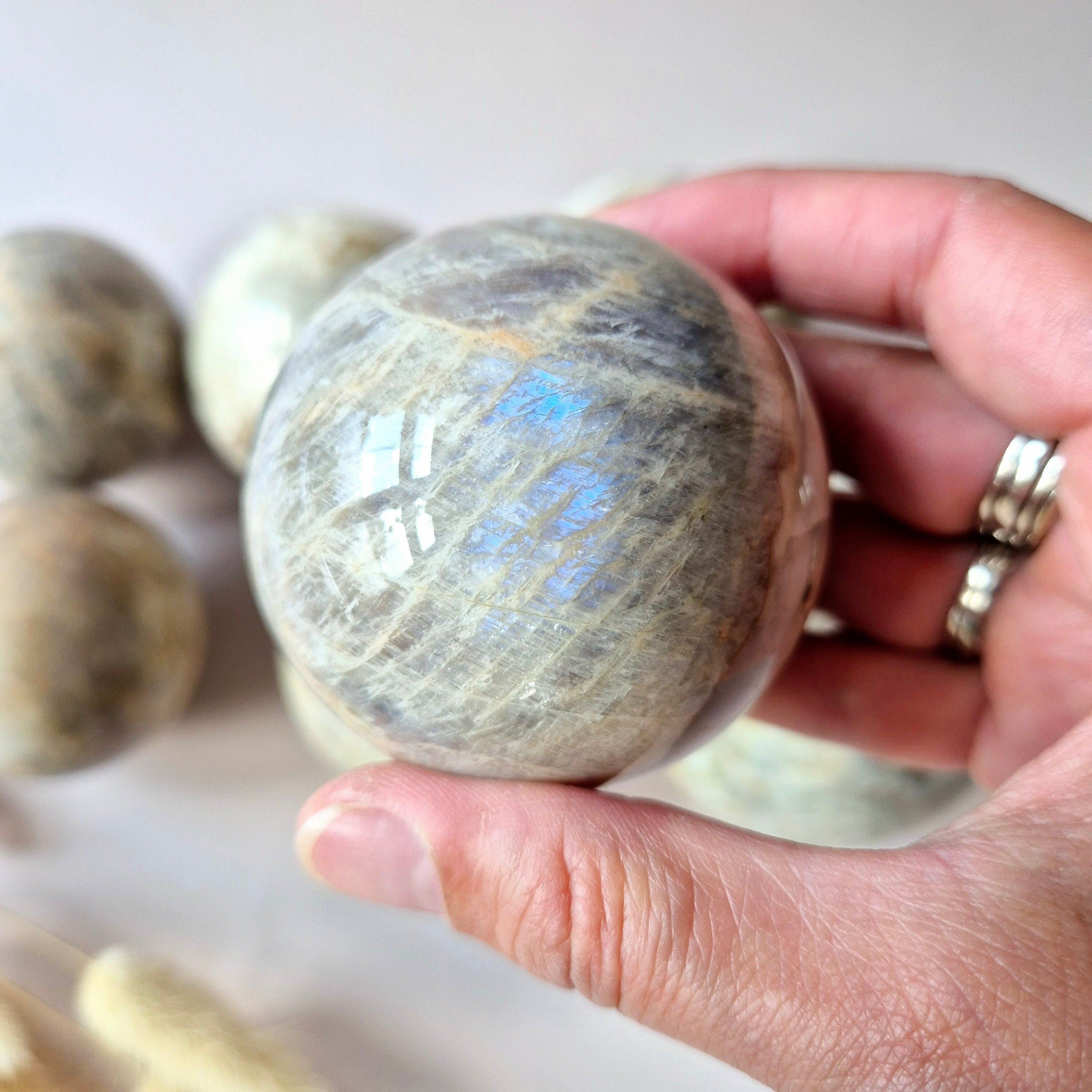 Boule de pierre de lune bleue (50-60 mm) – Avec un bel éclat