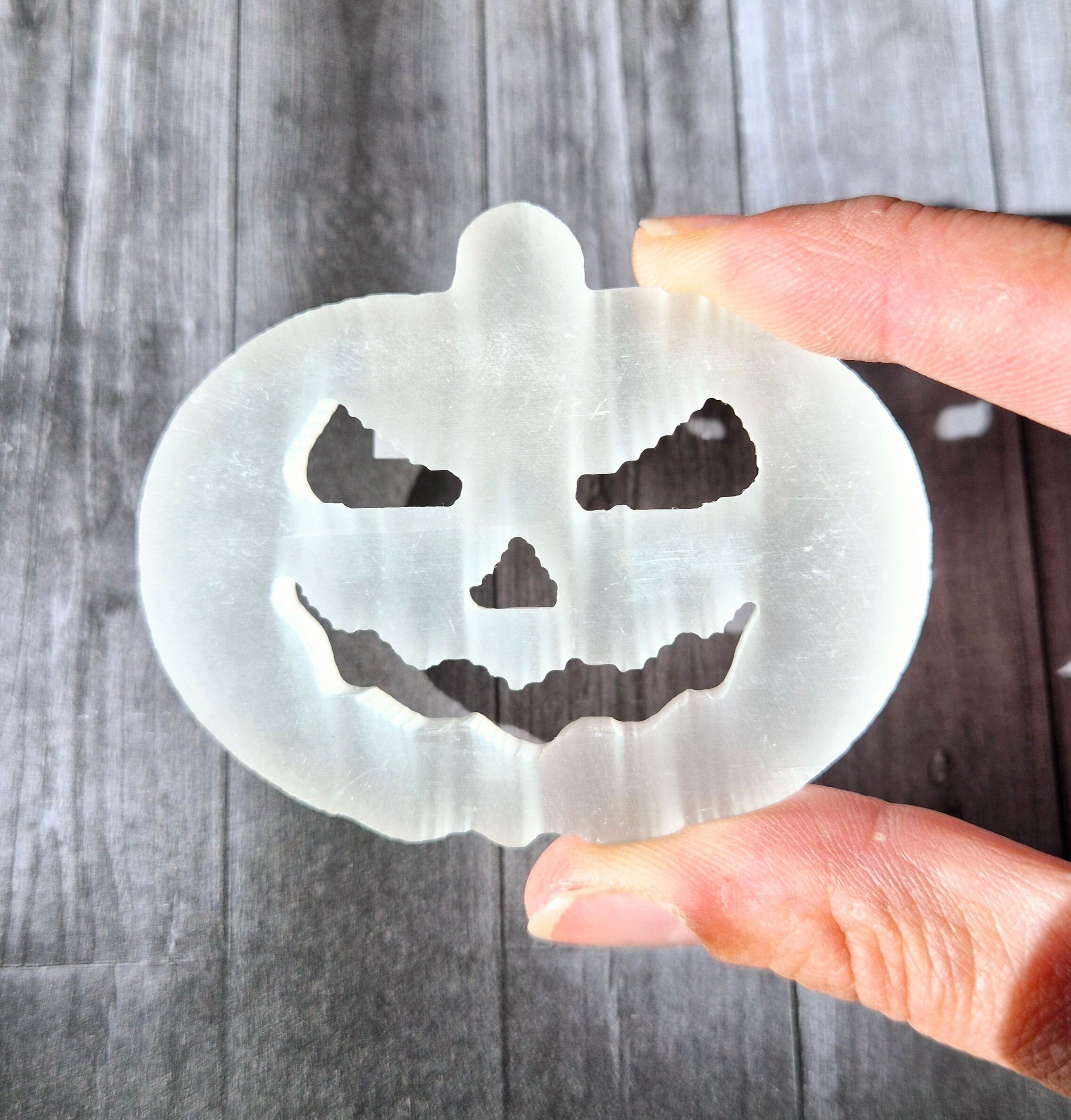 Intaglio di zucca in selenite – Magia dei cristalli di Halloween