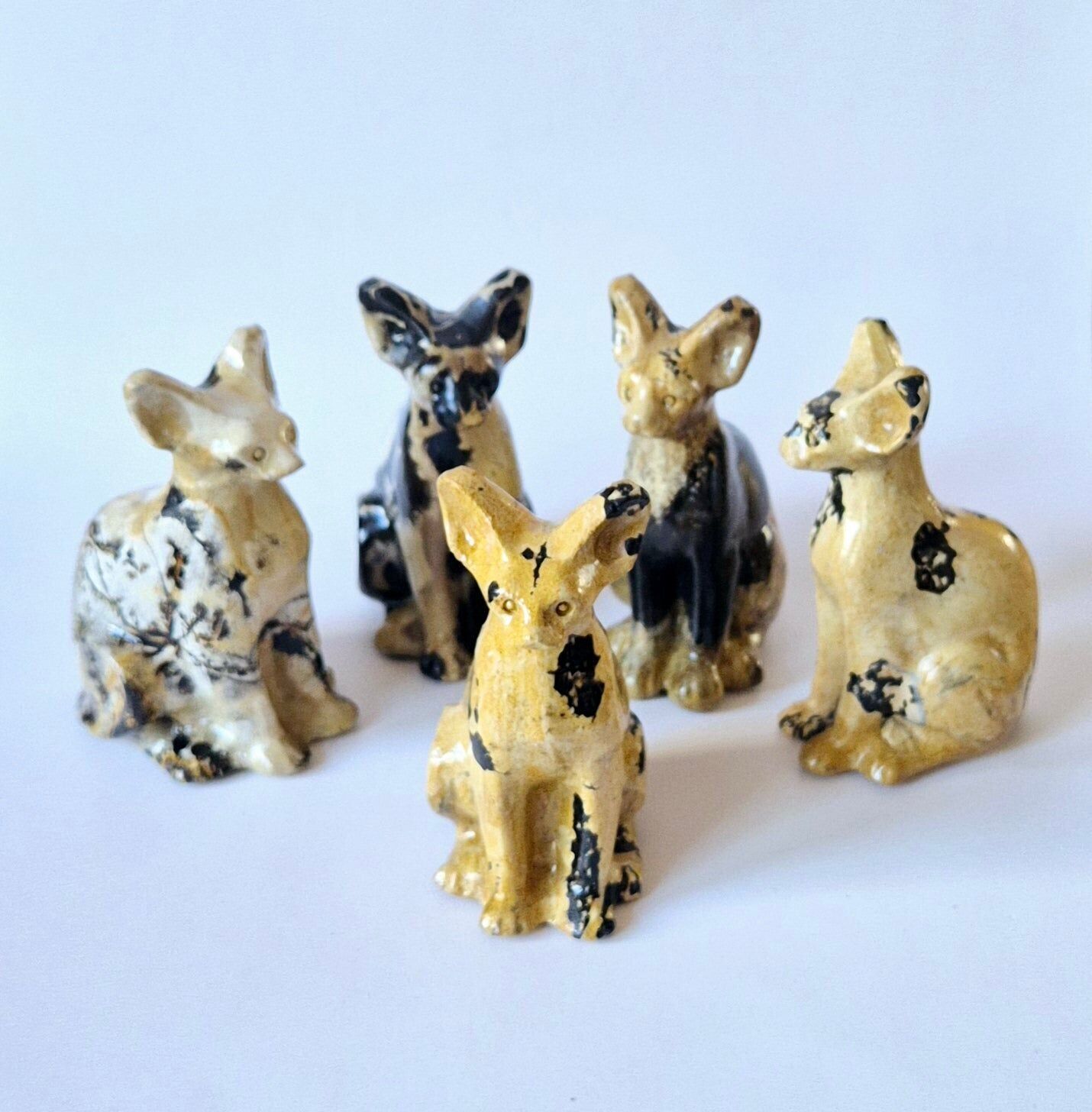 Statuetta di Sfinge in diaspro con immagine di pietre preziose (8 cm) – Radicamento e forza interiore