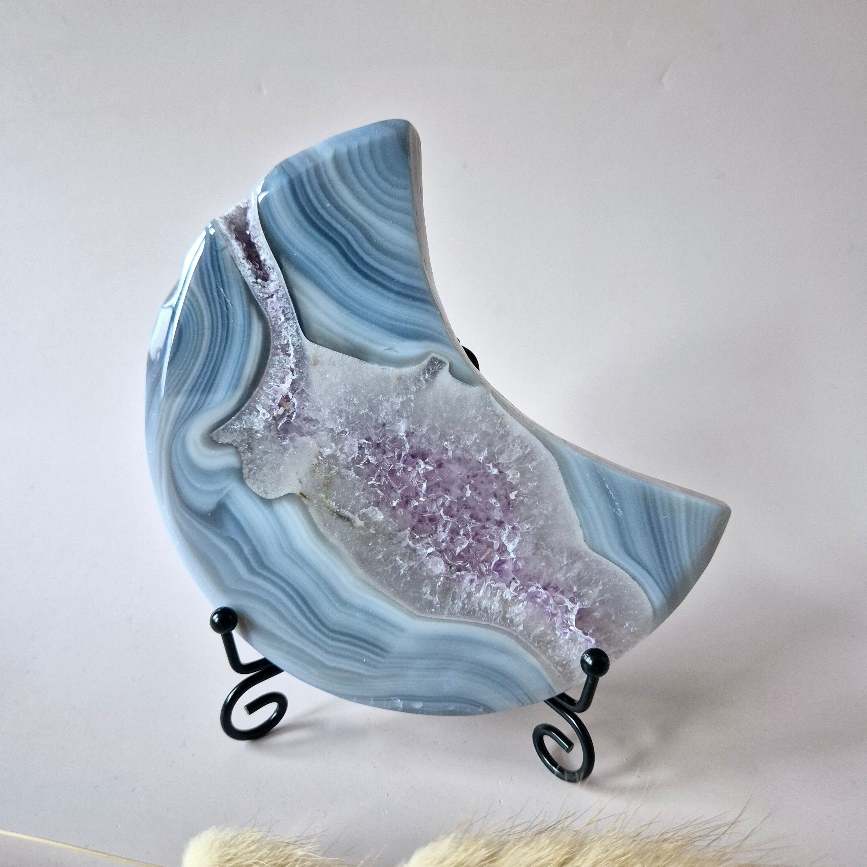 Luna di agata grigia con inclusioni di drusa e ametista – 13–15 cm (incl.supporto in metallo) #4 286g